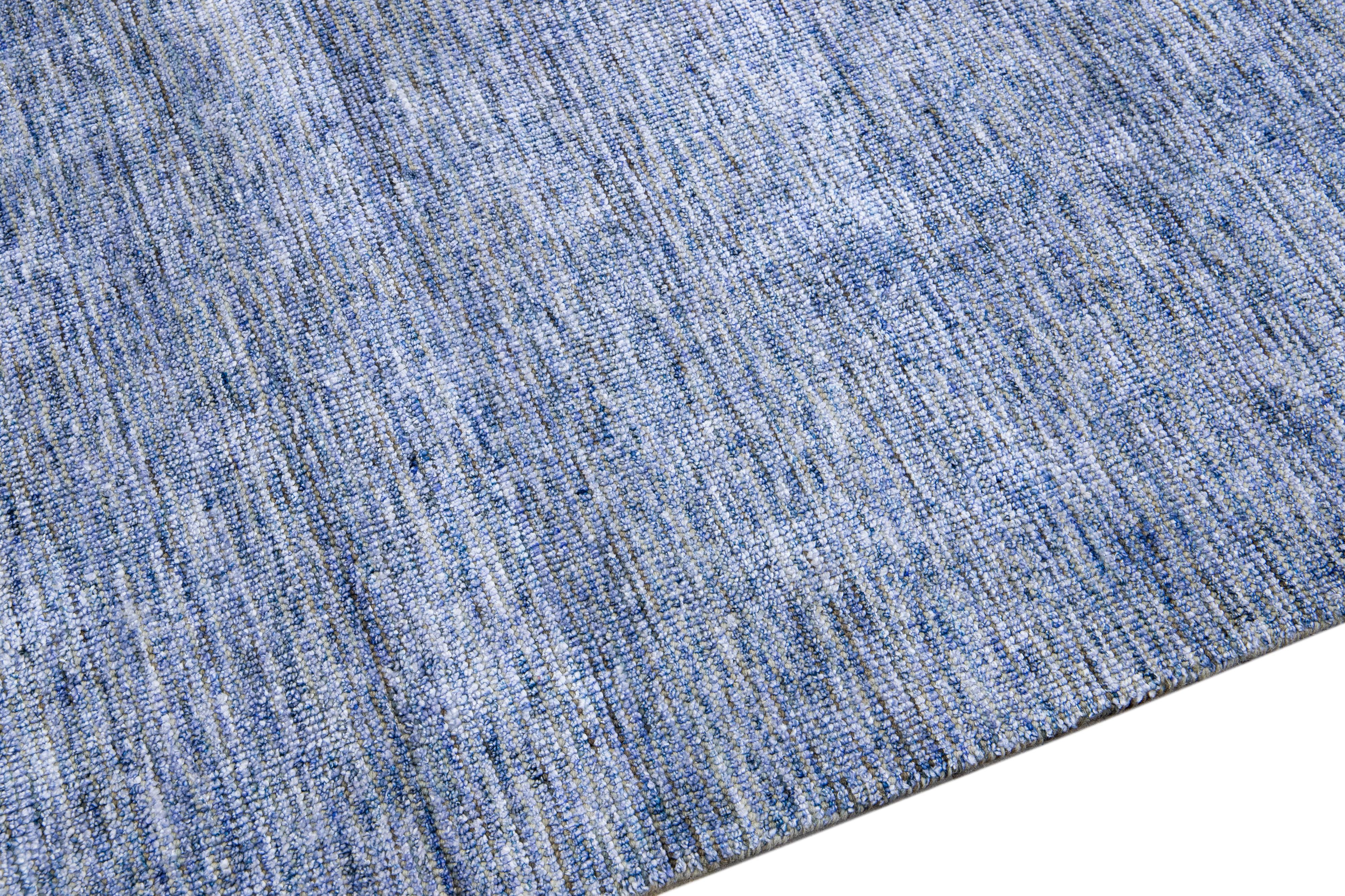Blauer moderner Apadana's Groove Bambus/Seide handgefertigter Teppich in Blau im Zustand „Neu“ im Angebot in Norwalk, CT
