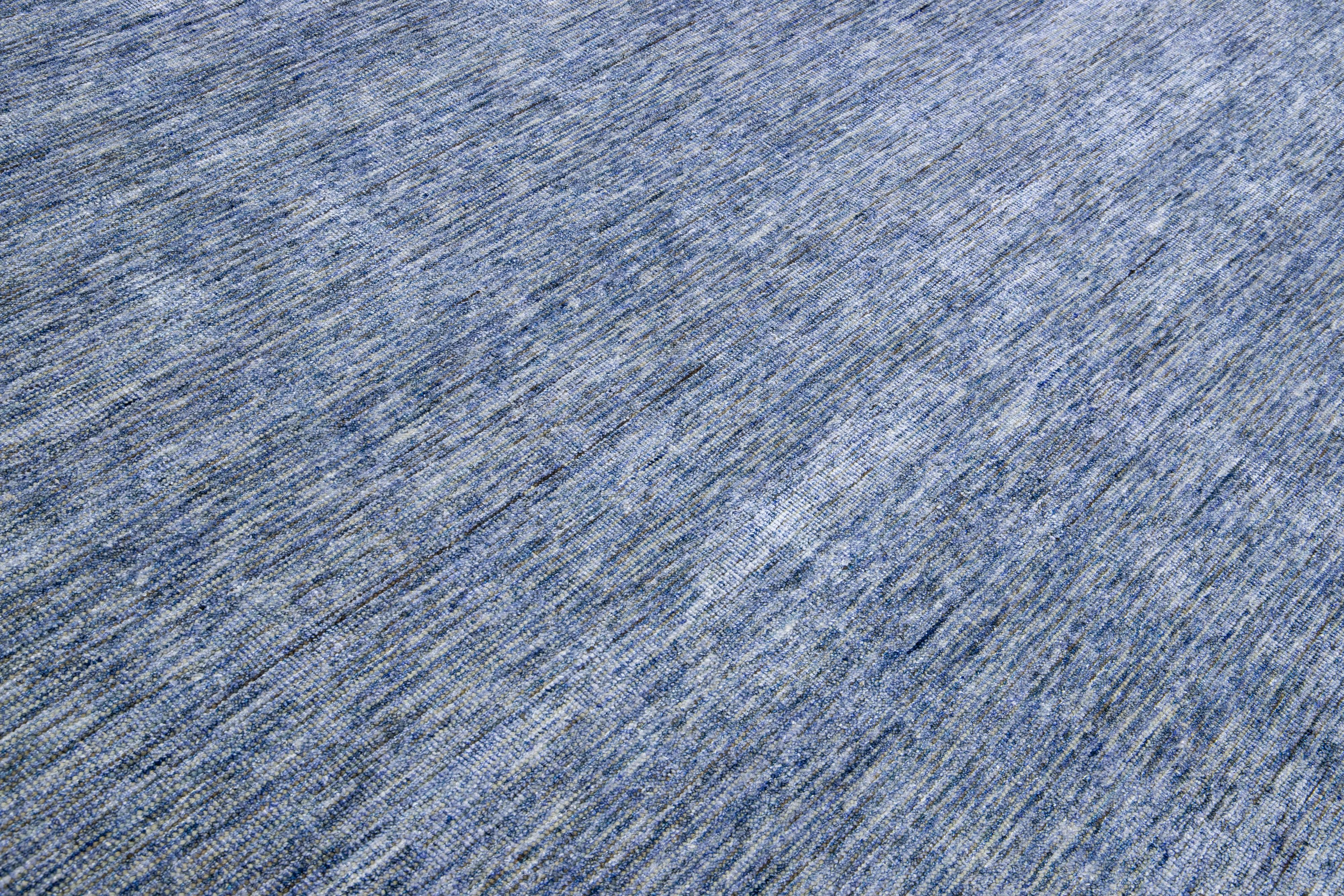 Blauer moderner Apadana's Groove Bambus/Seide handgefertigter Teppich in Blau (Wolle) im Angebot