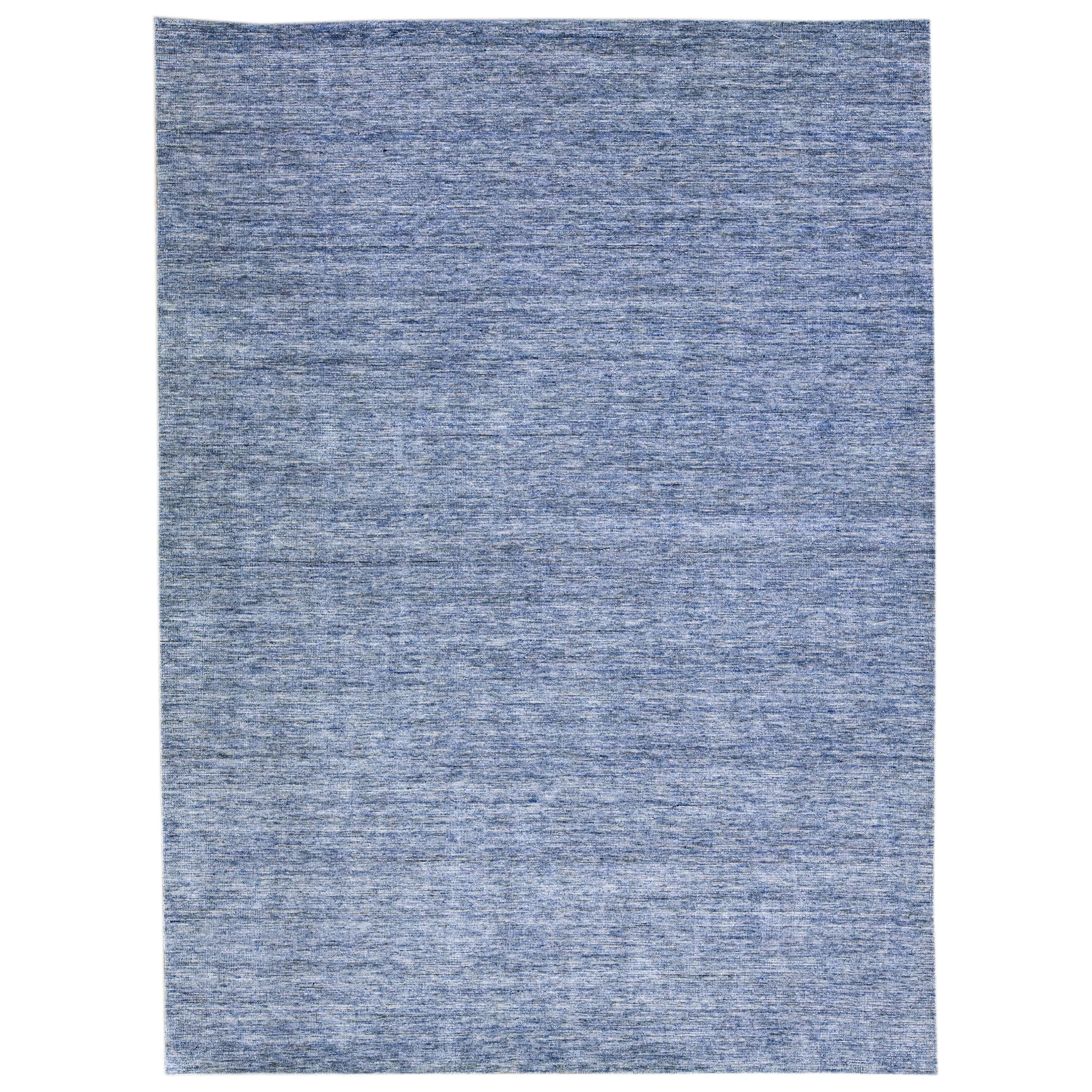 Tappeto moderno blu Apadana's Groove Bamboo/Silk fatto a mano