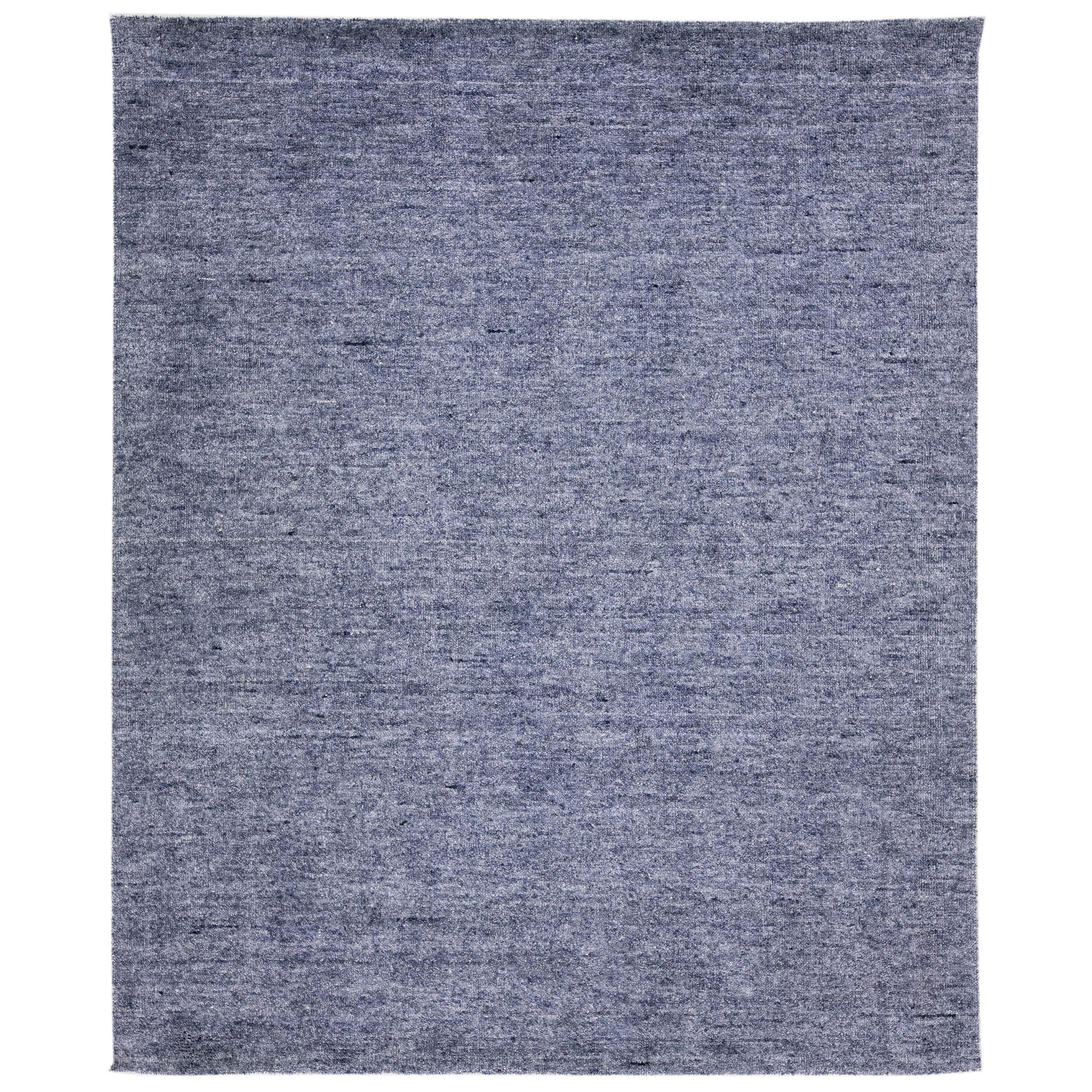 Tappeto moderno blu Apadana's Groove in bambù/seta fatto a mano con design solido
