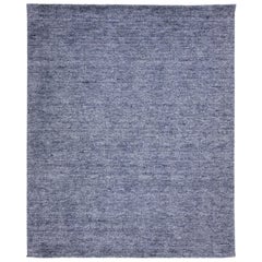 Tappeto moderno blu Apadana's Groove in bambù/seta fatto a mano con design solido