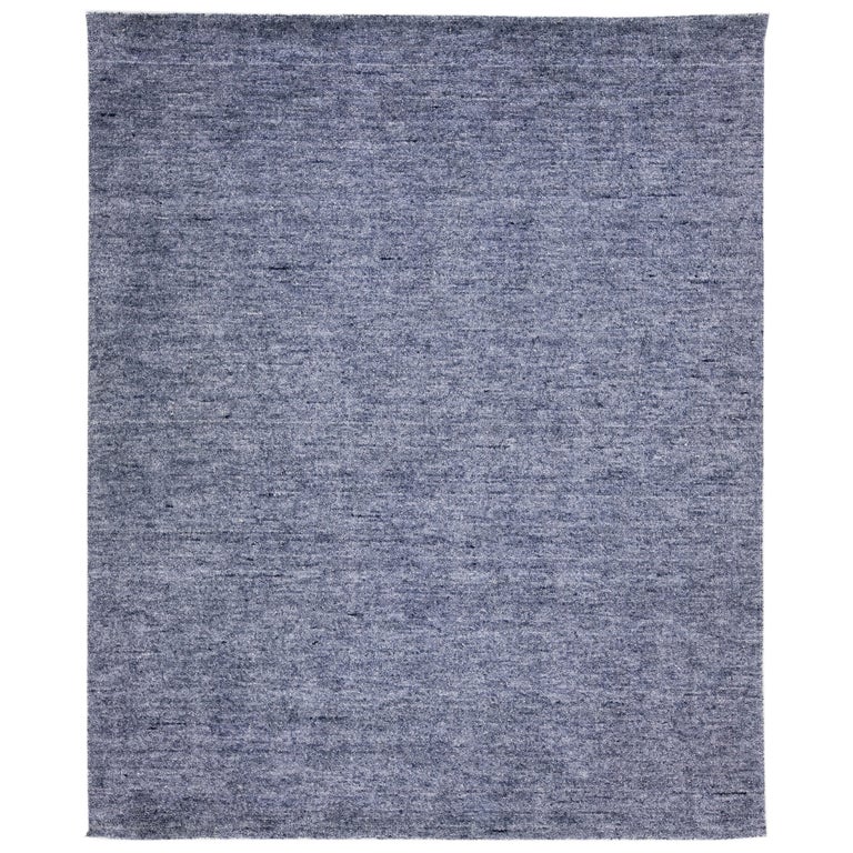 Blauer moderner Apadana's Groove handgefertigter Bambus/Seide-Teppich in  Blau mit massivem Design im Angebot bei 1stDibs Deutschland