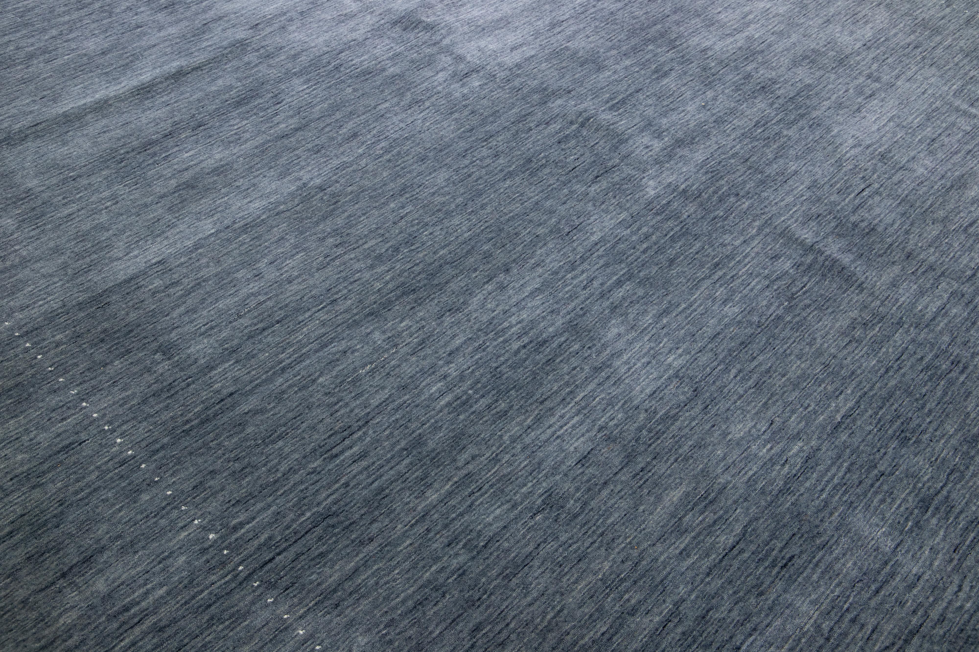 Blauer moderner handgewebter Wollteppich im Gabbeh-Stil mit minimalistischem Muster im Angebot 3