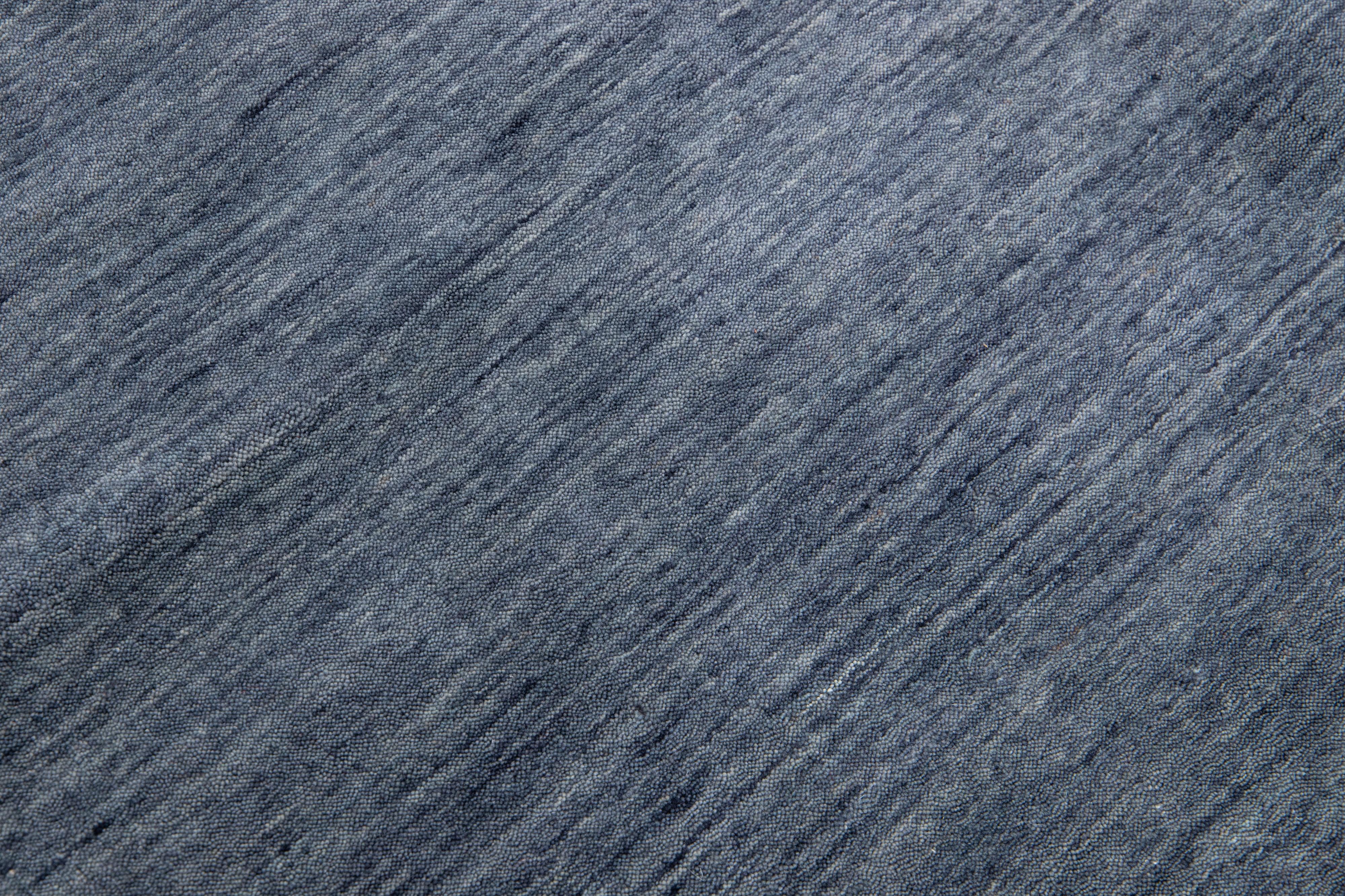 Blauer moderner handgewebter Wollteppich im Gabbeh-Stil mit minimalistischem Muster im Angebot 4