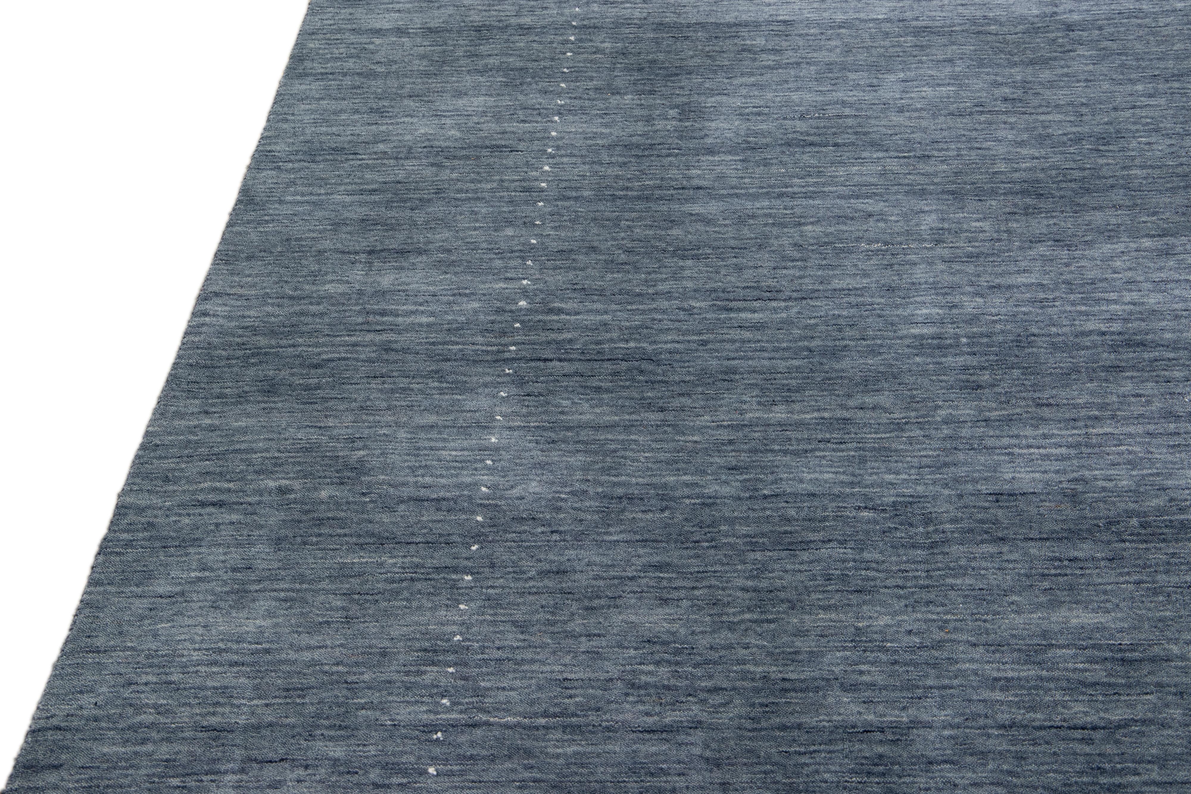 Blauer moderner handgewebter Wollteppich im Gabbeh-Stil mit minimalistischem Muster im Angebot 5