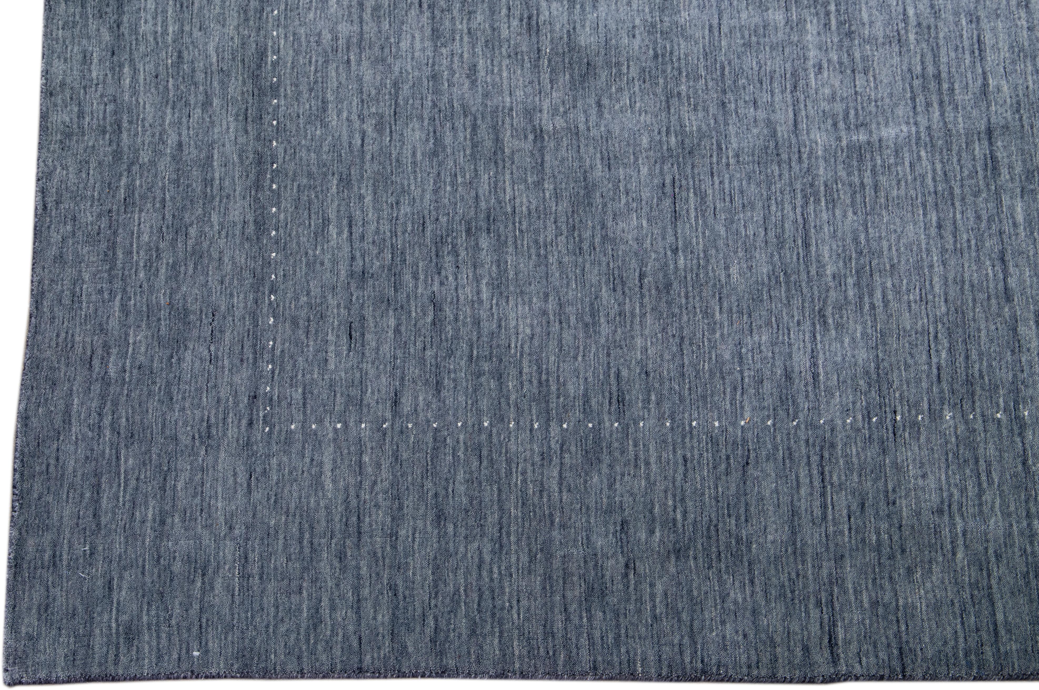 Blauer moderner handgewebter Wollteppich im Gabbeh-Stil mit minimalistischem Muster (Pakistanisch) im Angebot