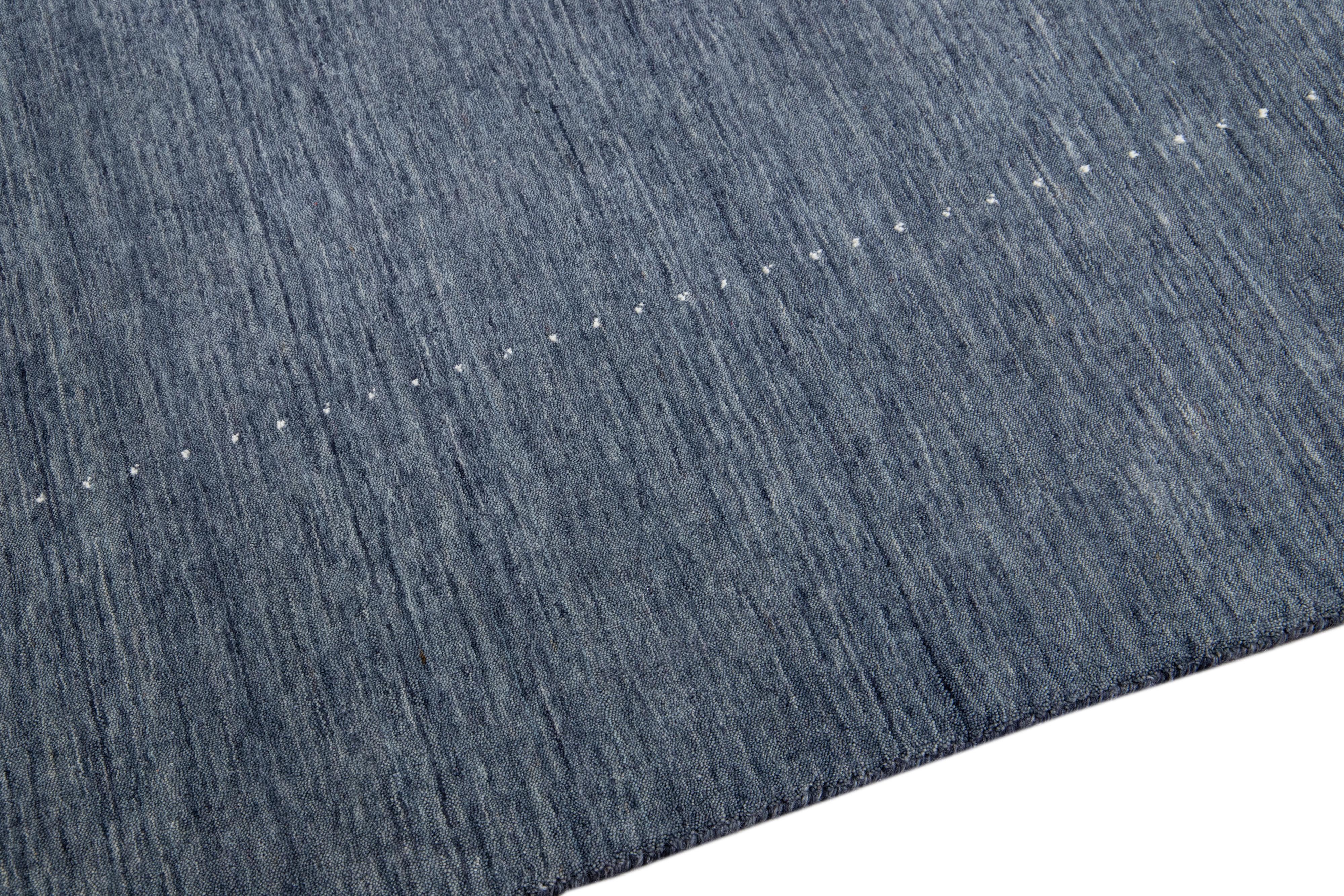 Blauer moderner handgewebter Wollteppich im Gabbeh-Stil mit minimalistischem Muster (Wolle) im Angebot