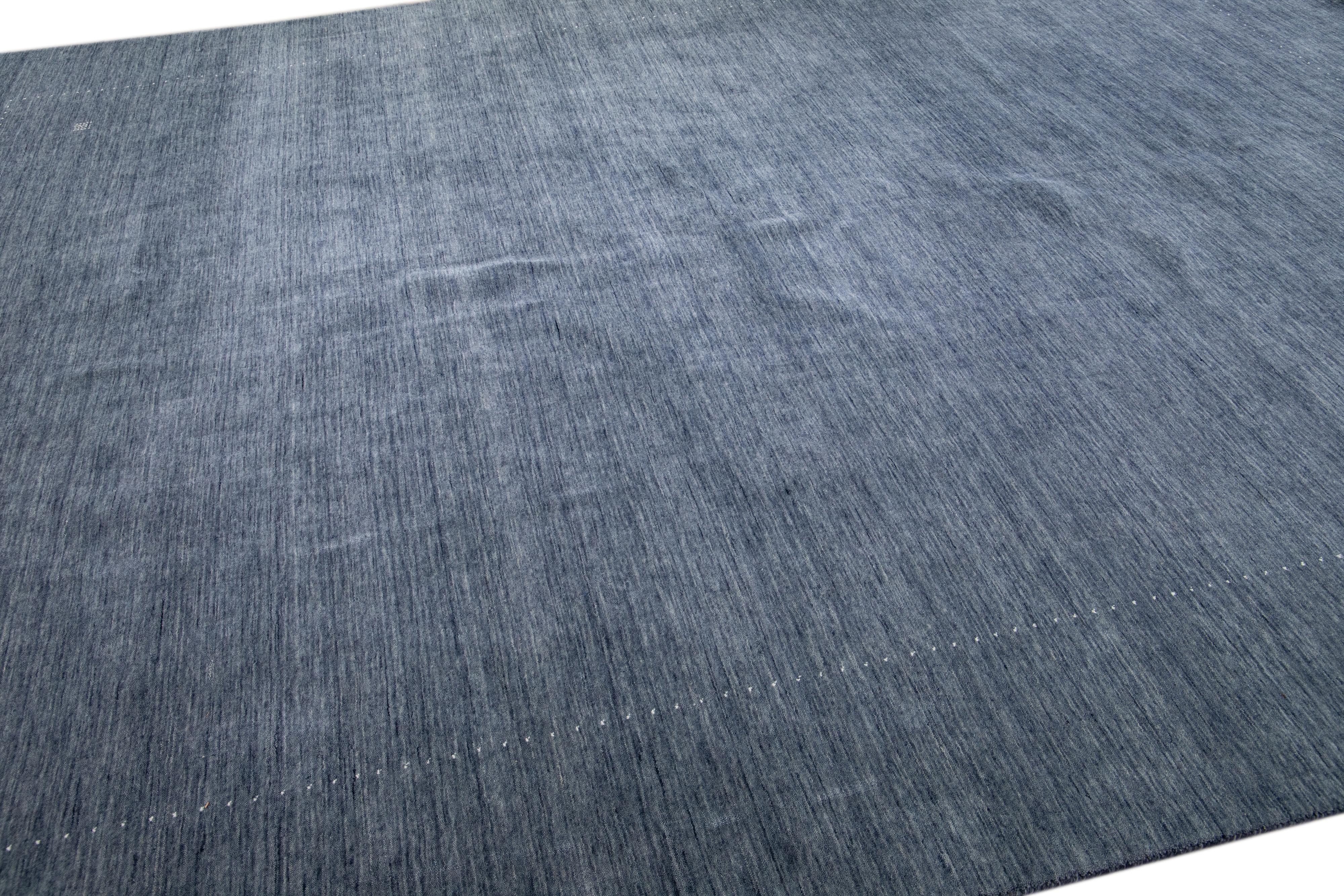 Blauer moderner handgewebter Wollteppich im Gabbeh-Stil mit minimalistischem Muster im Angebot 1