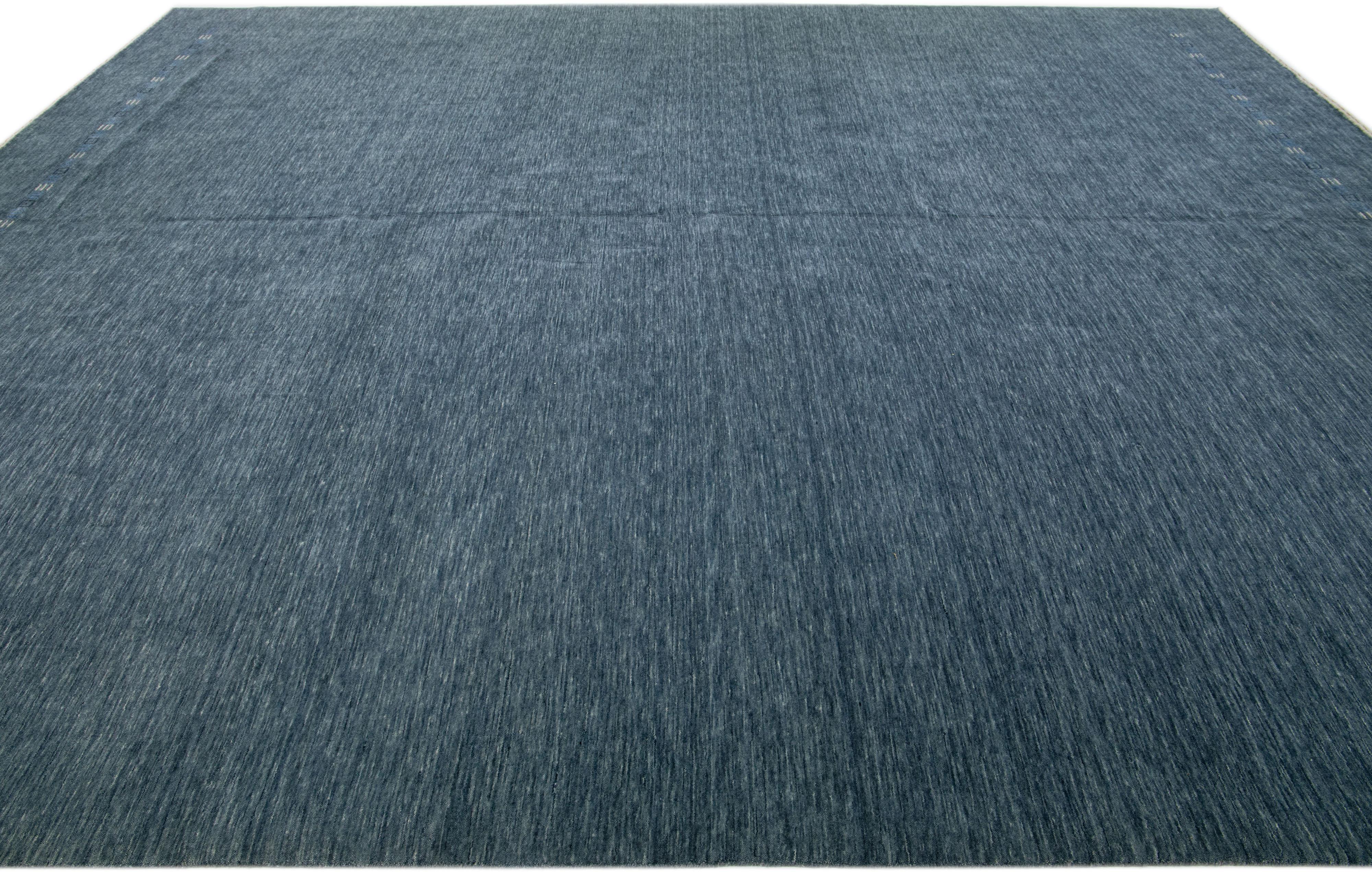 Blauer moderner Wollteppich im Gabbeh-Stil mit minimalistischem Design (Indisch) im Angebot