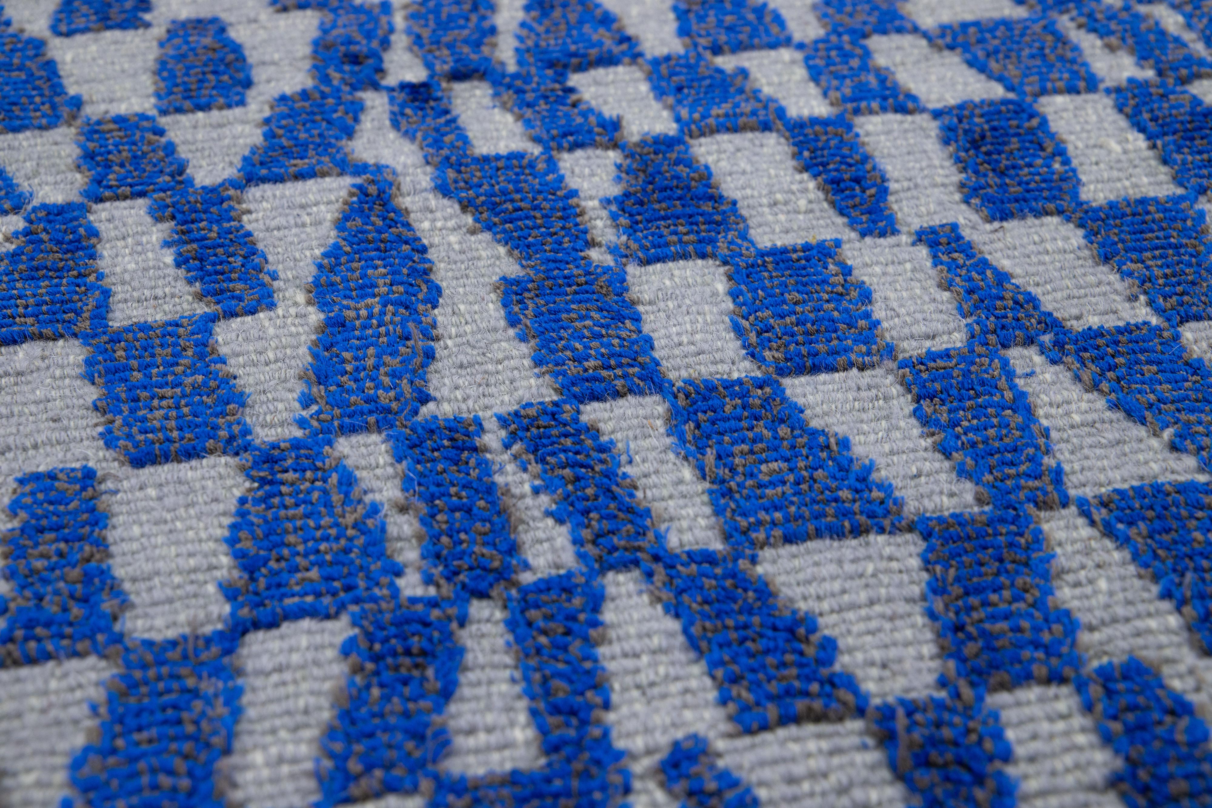 Apadana's Modern Woll- und Seidenteppich. Kundenspezifische Größen und Farben auf Bestellung.


MATERIAL: 100 Knoten, 40 Wolle und 60 Seide.
Techniken: Handgeknüpft.
Stil: Modern.
Vorlaufzeit: Ca. 15-16 Wochen verfügbar.
Farben: Wie abgebildet,