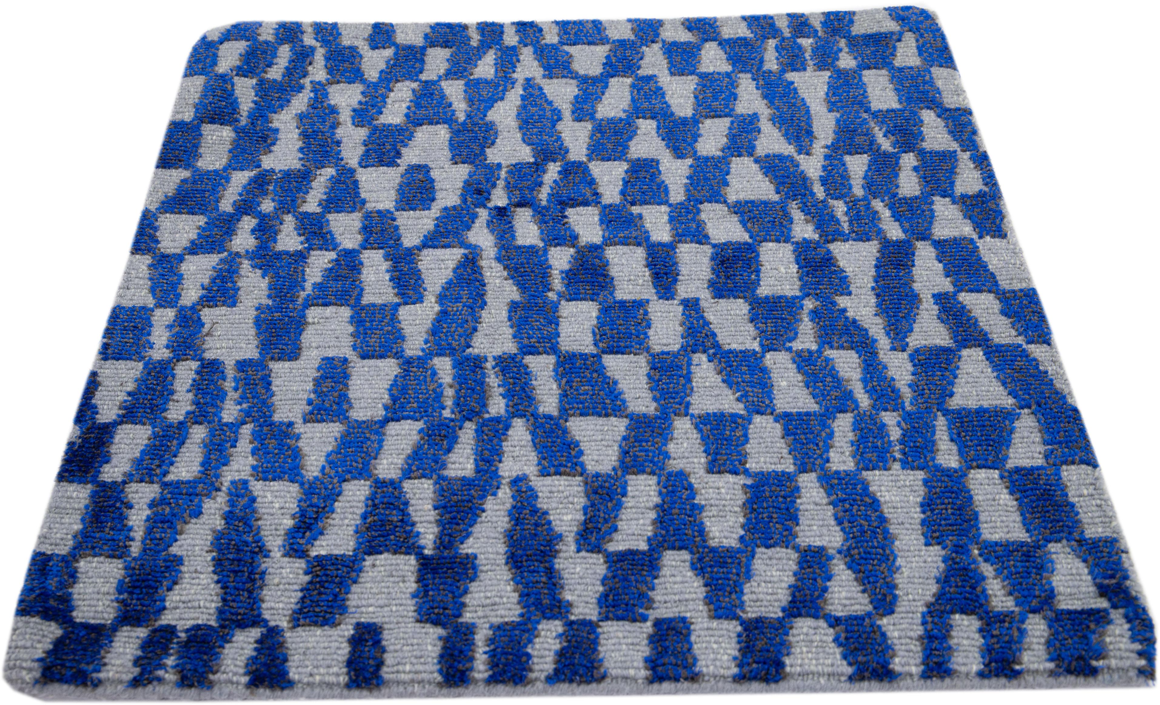 Blauer moderner handgefertigter All Over Custom Wollteppich in Blau (Moderne) im Angebot