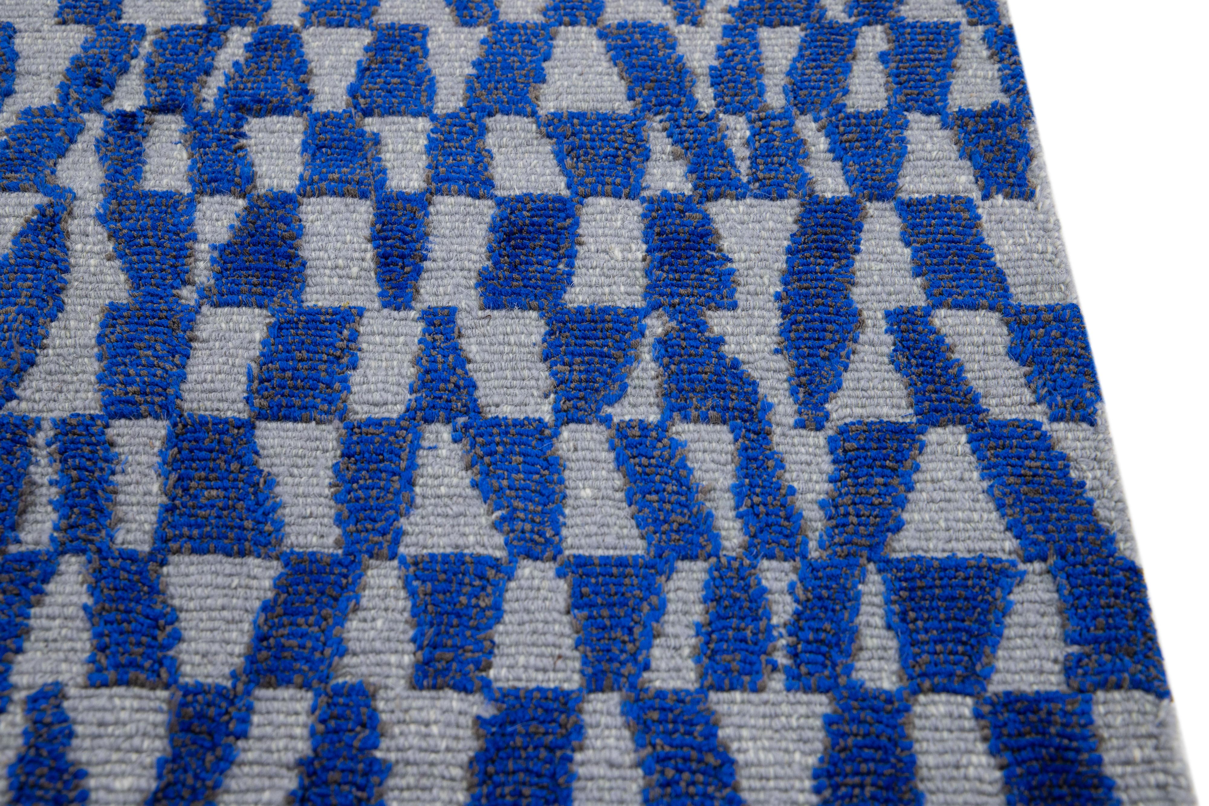 Blauer moderner handgefertigter All Over Custom Wollteppich in Blau (Nepalesisch) im Angebot