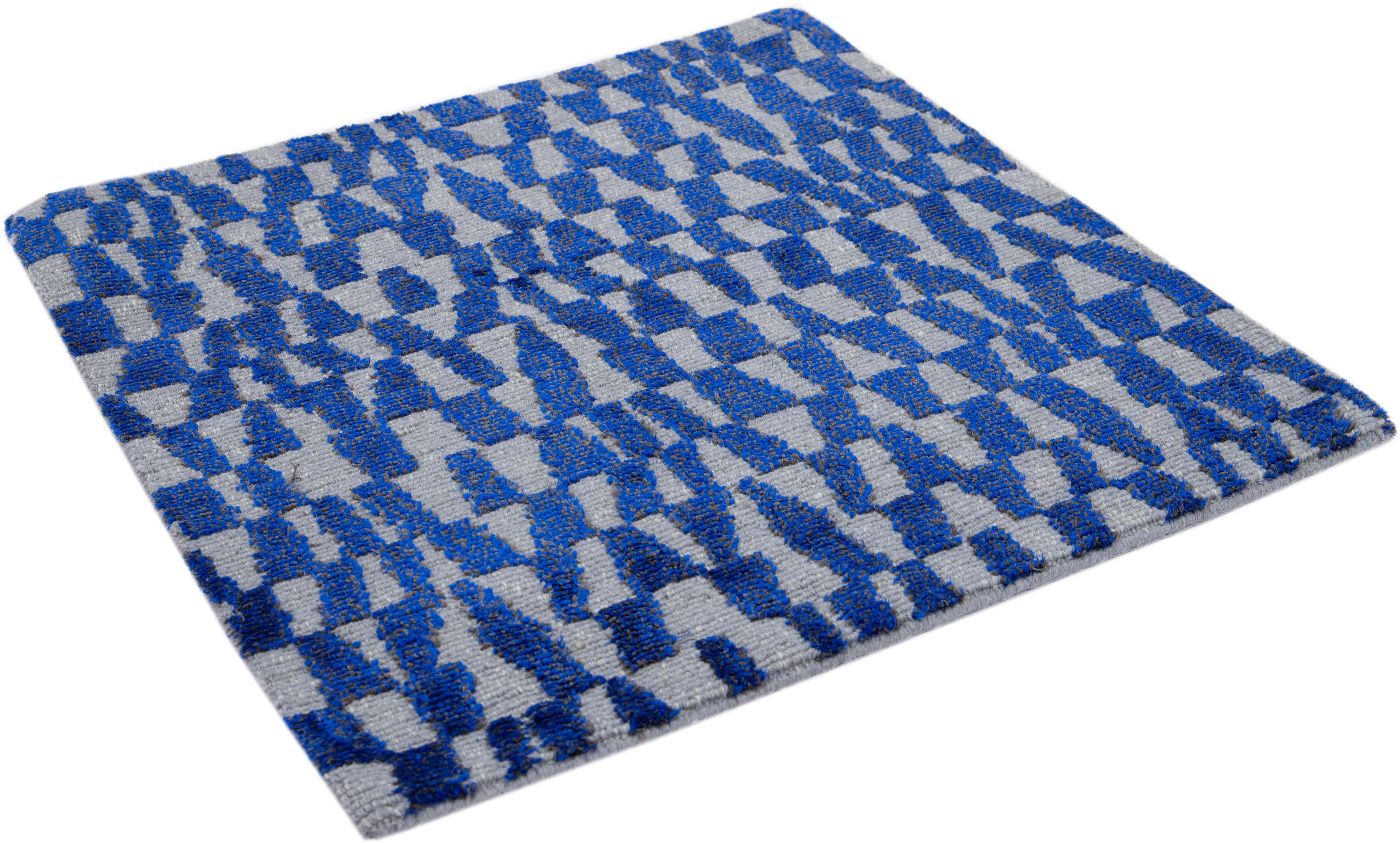 Blauer moderner handgefertigter All Over Custom Wollteppich in Blau (Handgeknüpft) im Angebot