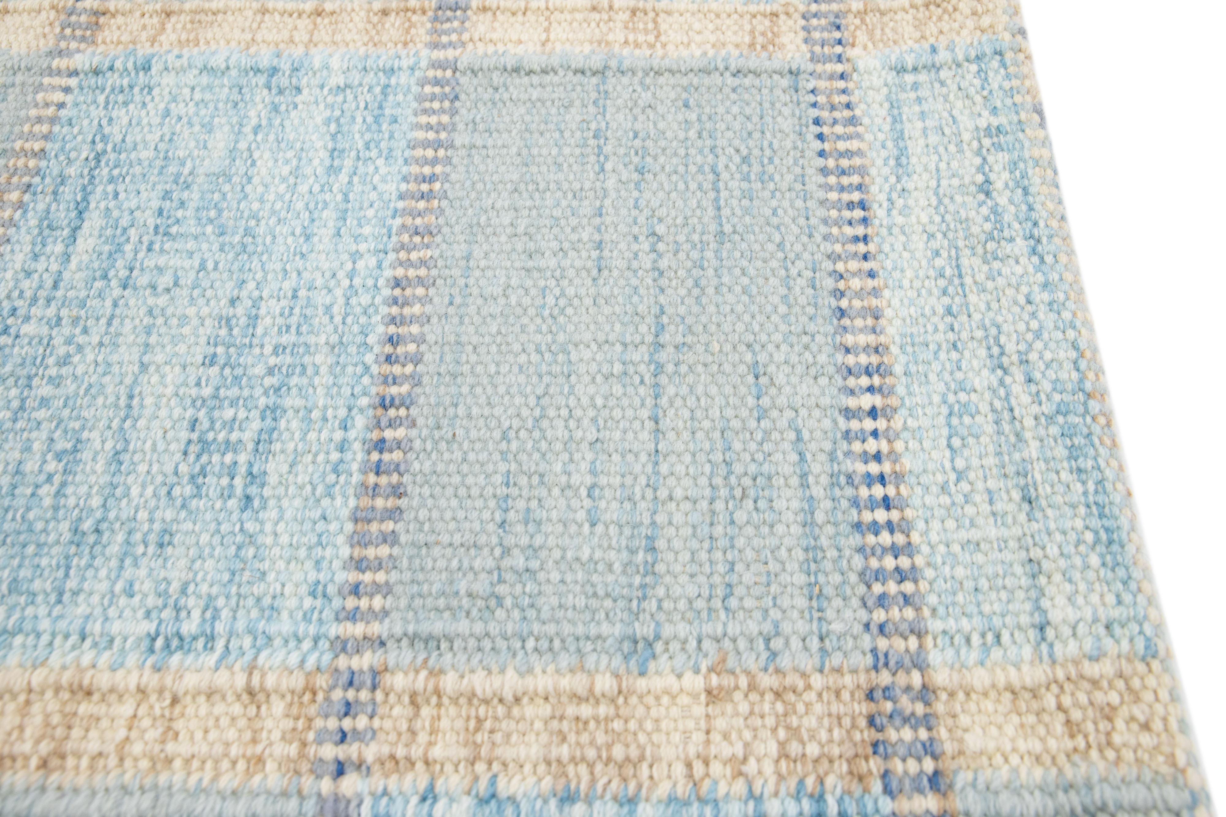 Blauer moderner handgefertigter Wollteppich im schwedischen Stil (Indisch) im Angebot