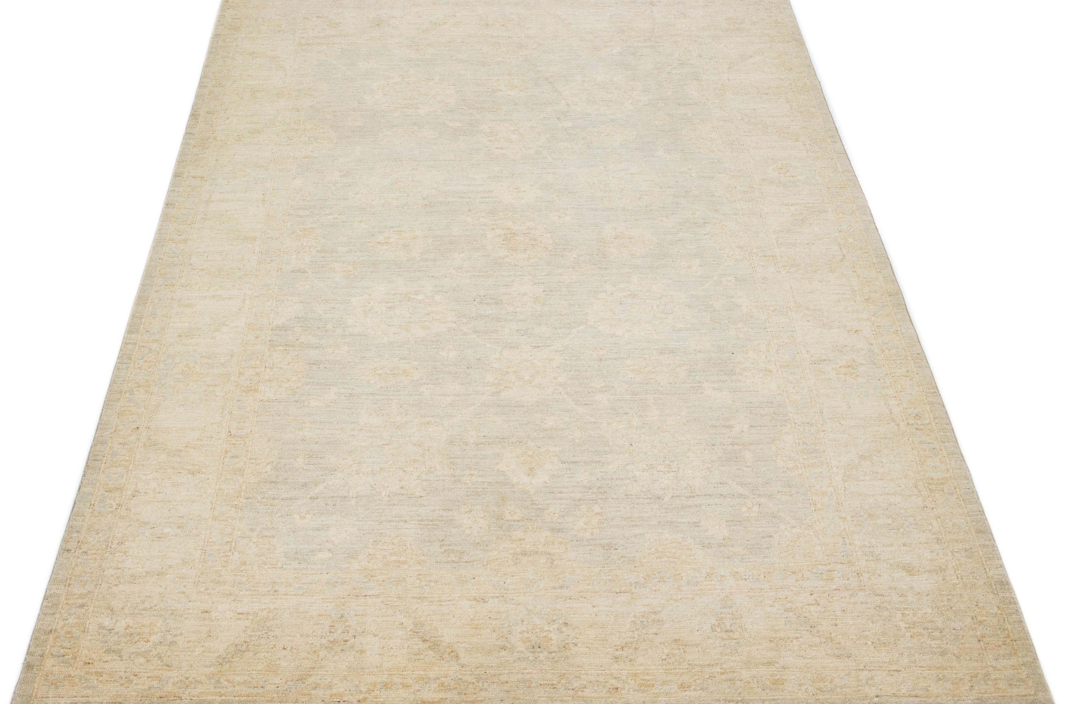 Dieser moderne, handgeknüpfte Teppich im Khotan-Stil zeichnet sich durch ein aufwendig gearbeitetes Blumenmuster auf einem geschmackvollen beige-blauen Hintergrund aus.

Dieser Teppich misst 6'2 