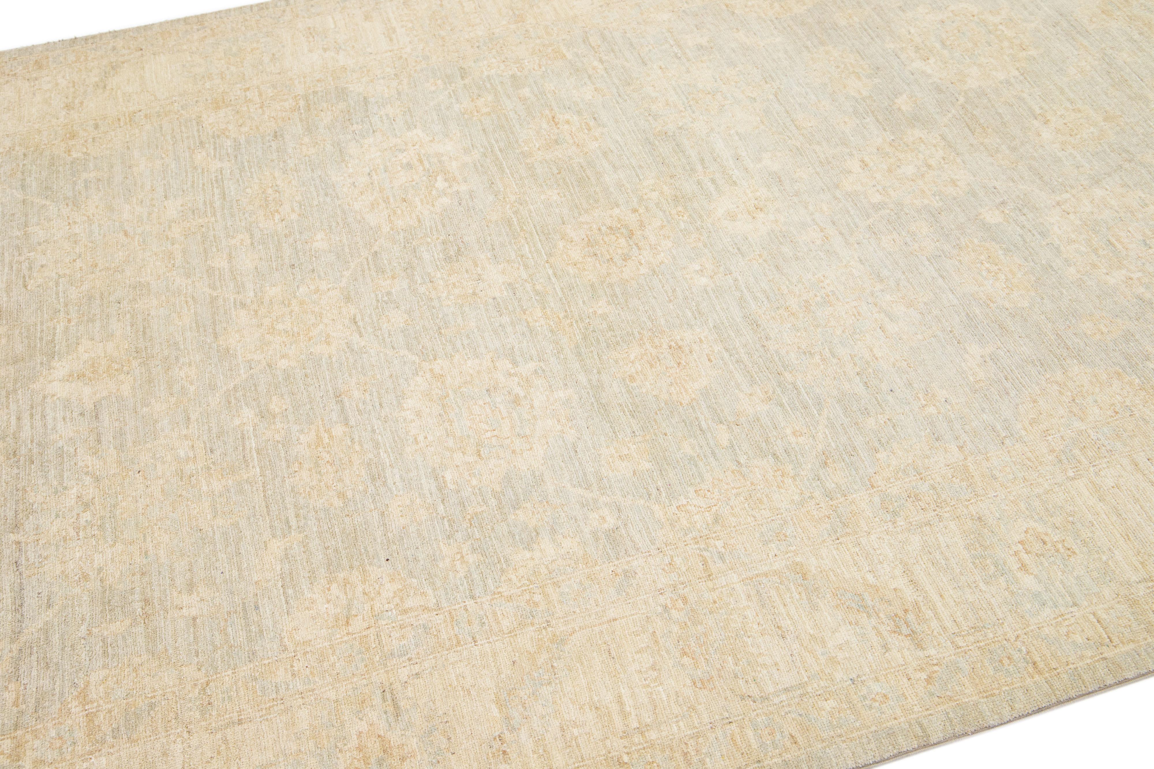 Blau Modern Indisch  Handgefertigter Wollteppich mit floralem Muster (Khotan) im Angebot
