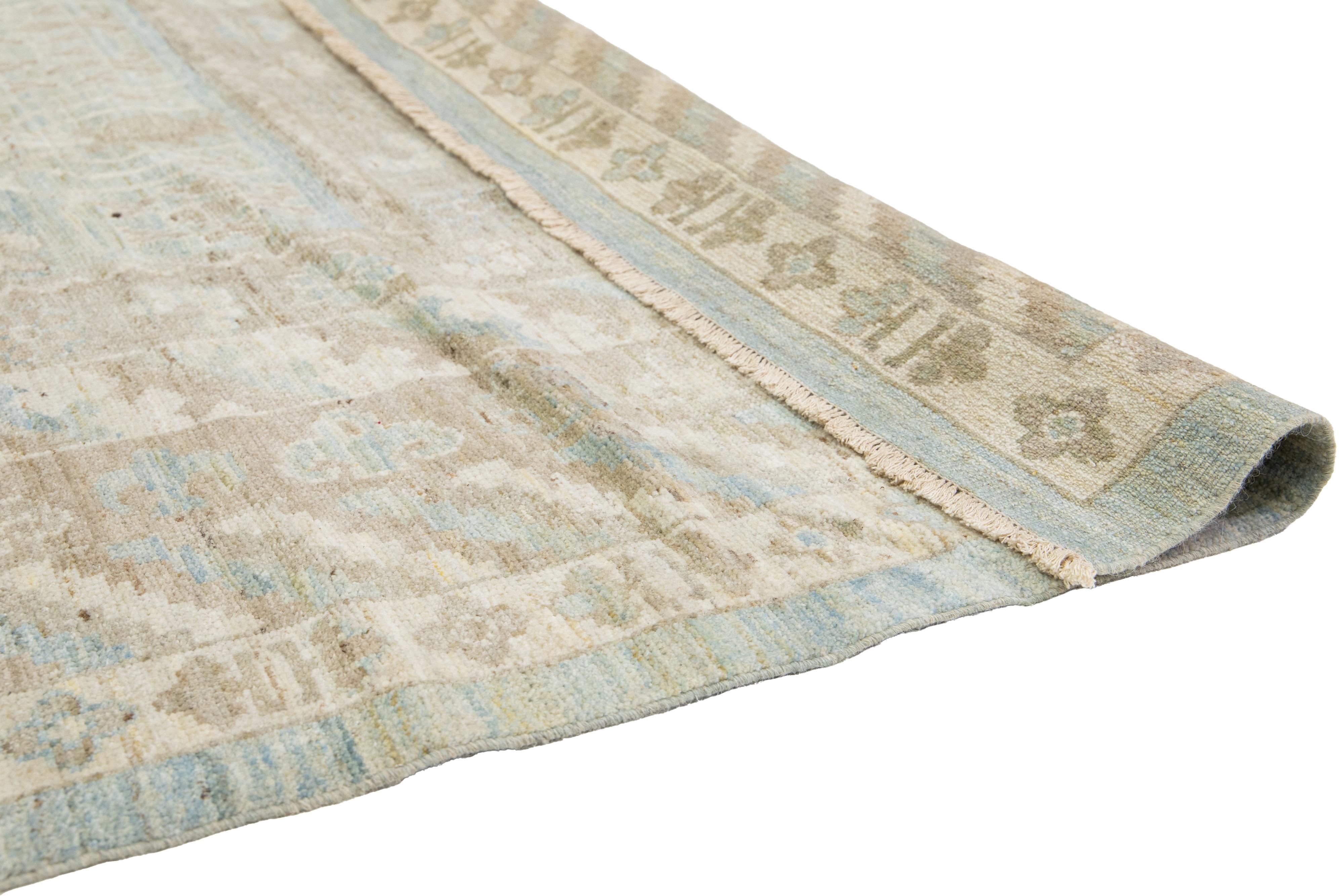 Pakistano Tappeto di lana sovradimensionato blu in stile Khotan moderno di Apadana con design geometrico in vendita
