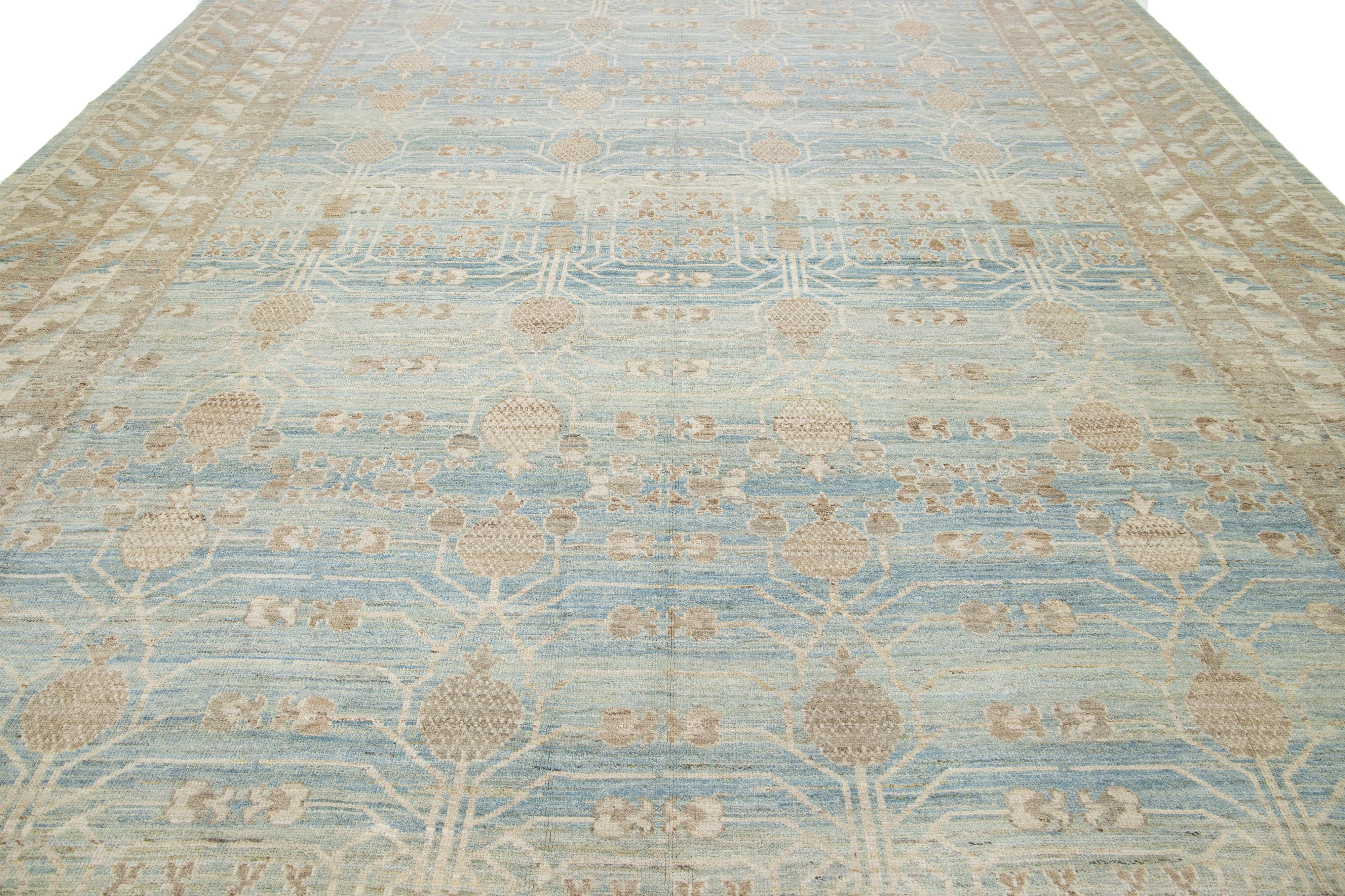XXI secolo e contemporaneo Tappeto di lana sovradimensionato blu in stile Khotan moderno di Apadana con design geometrico in vendita
