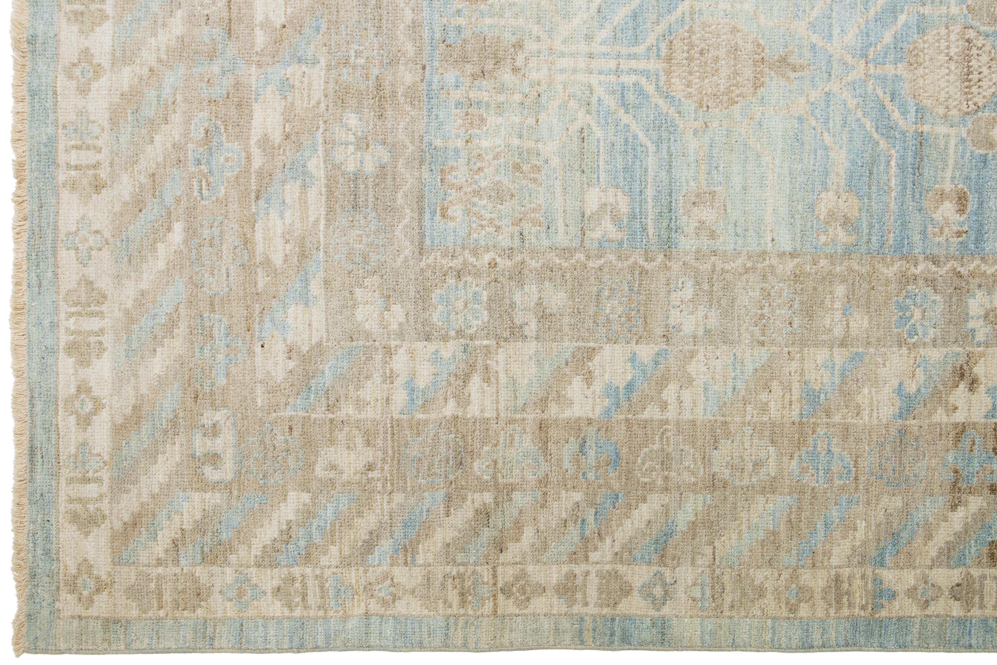 Lana Tappeto di lana sovradimensionato blu in stile Khotan moderno di Apadana con design geometrico in vendita