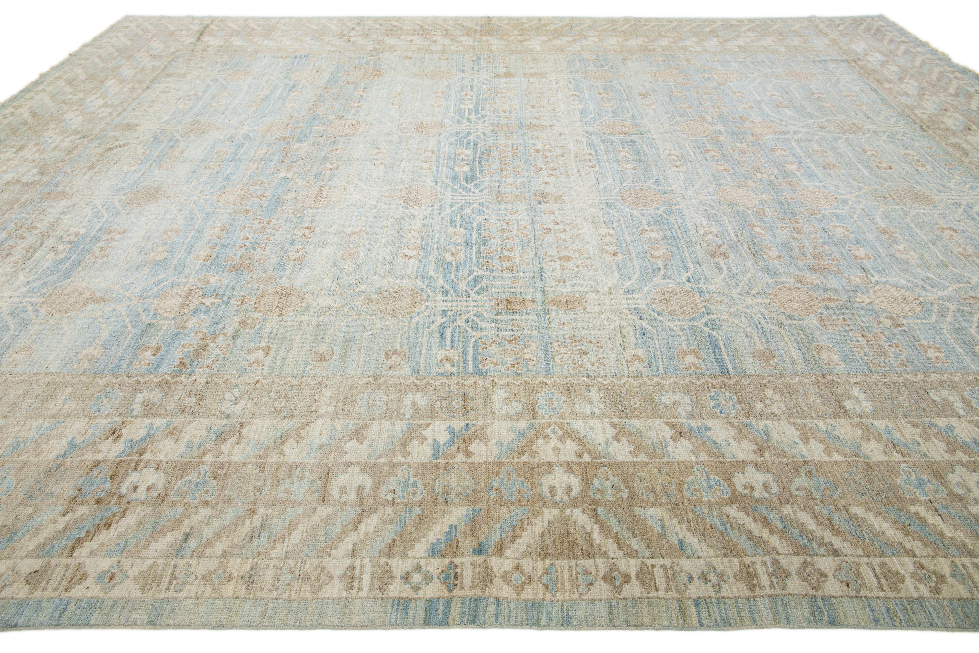 Tappeto di lana sovradimensionato blu in stile Khotan moderno di Apadana con design geometrico in vendita 1