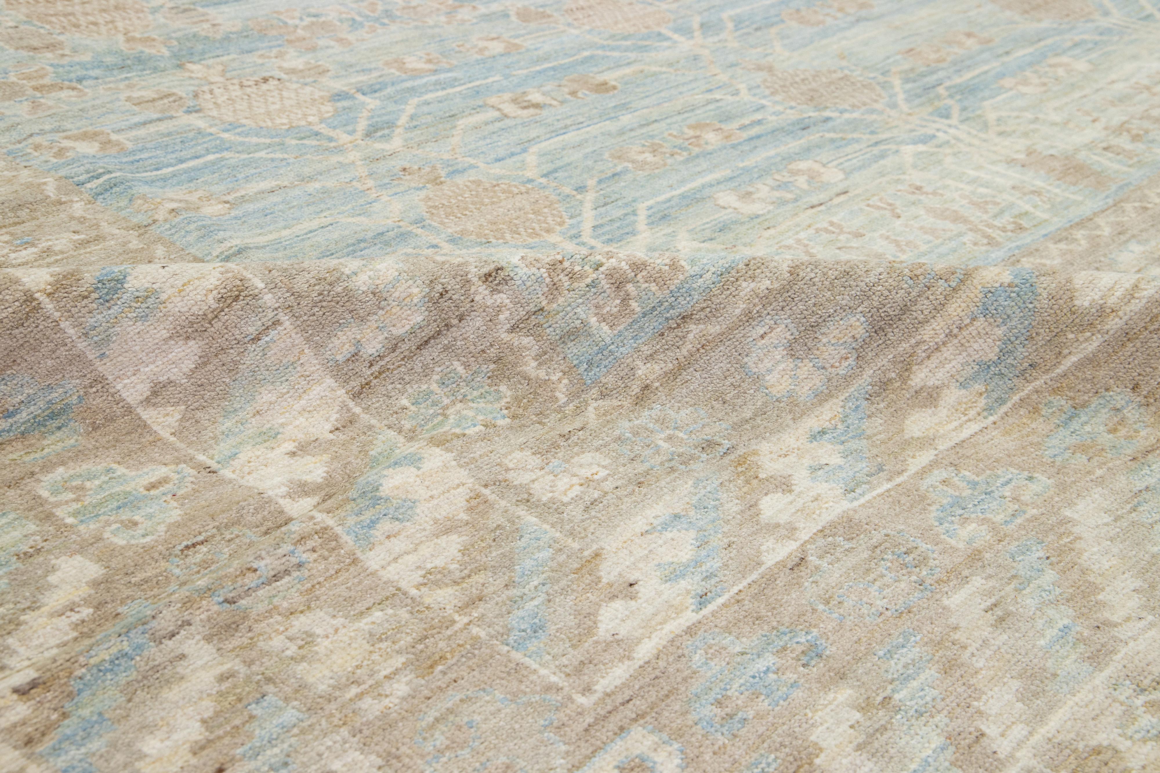 Tappeto di lana sovradimensionato blu in stile Khotan moderno di Apadana con design geometrico in vendita 2