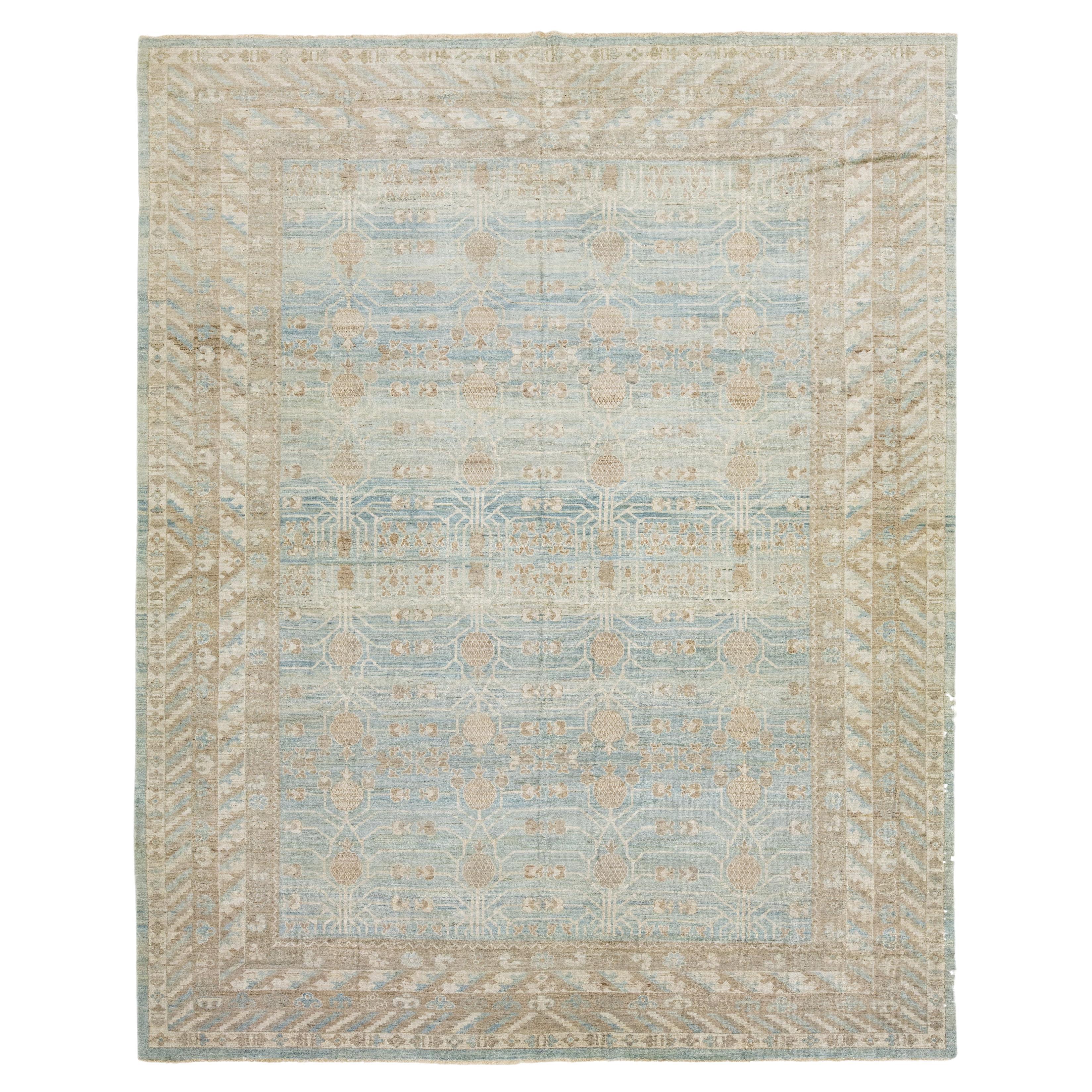 Apadana's Moderner blauer übergroßer Wollteppich im Khotan-Stil in Übergröße mit geometrischem Design