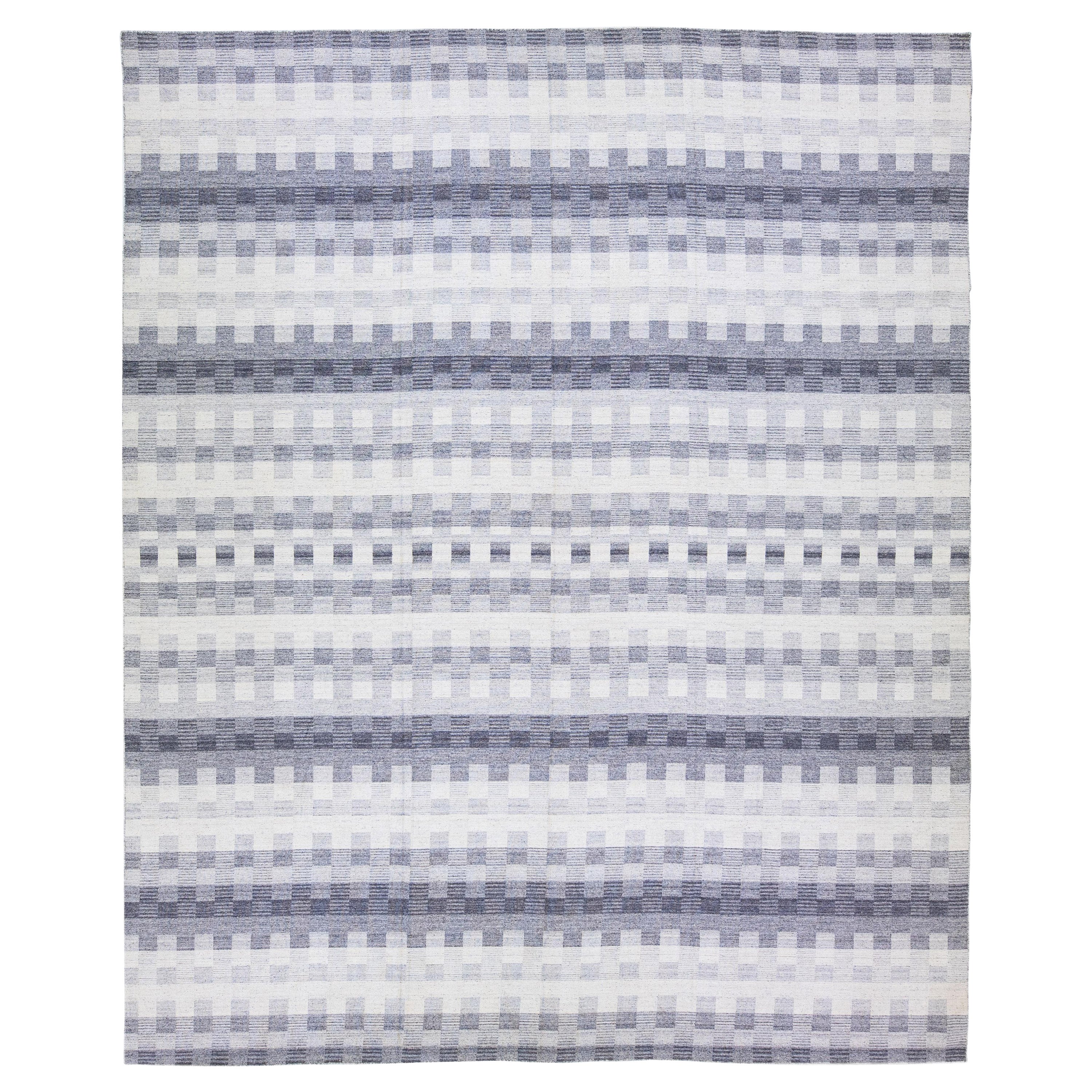Blauer moderner Flachgewebe-Teppich aus elfenbeinfarbener und grauer Wolle mit geometrischem, nahtlosem Motiv