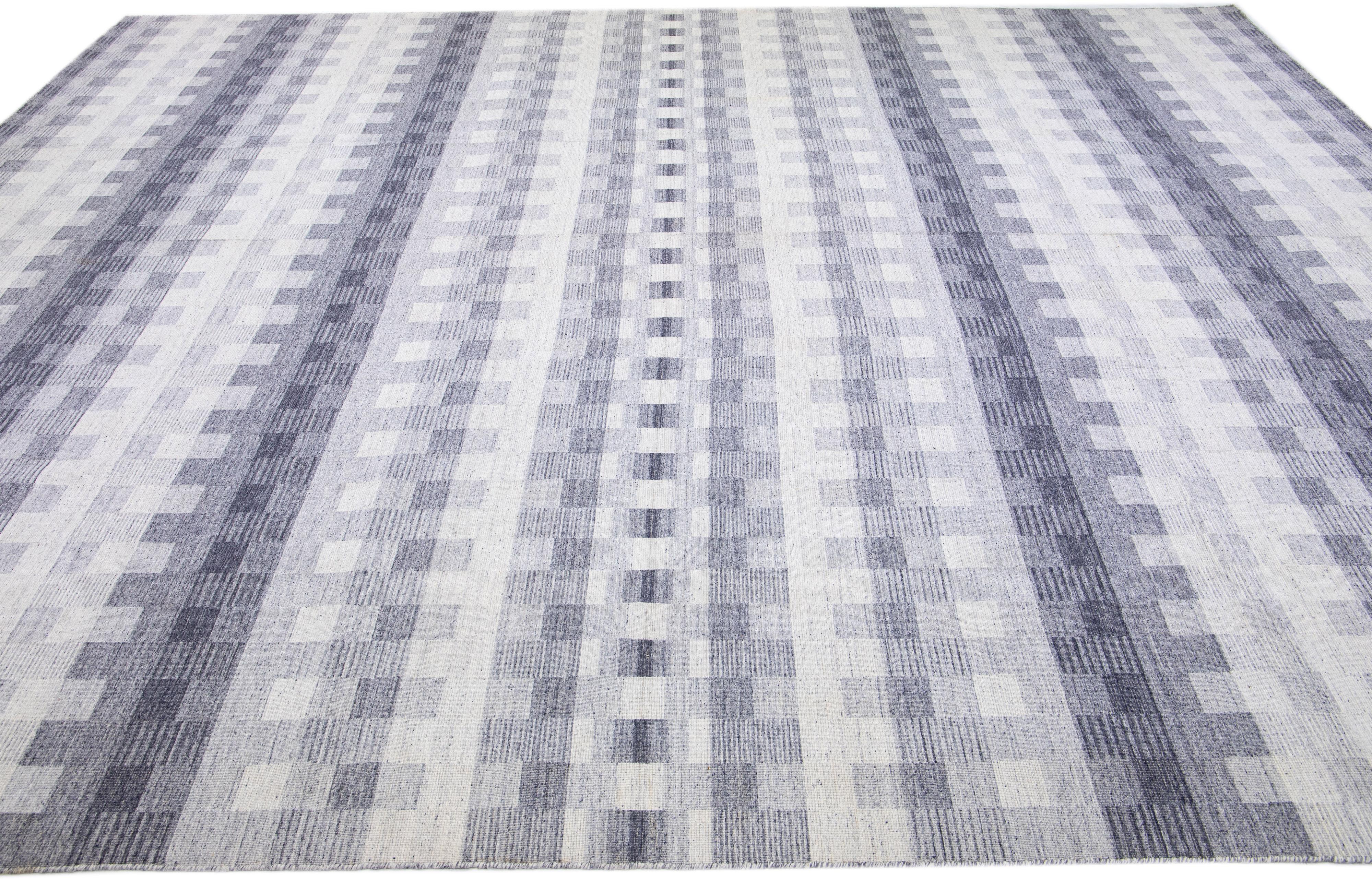 Blue Modern Kilim Flatweave Ivory & Gray Wool Rug With Geometric Seamless Motif In New Condition For Sale In Norwalk, CT