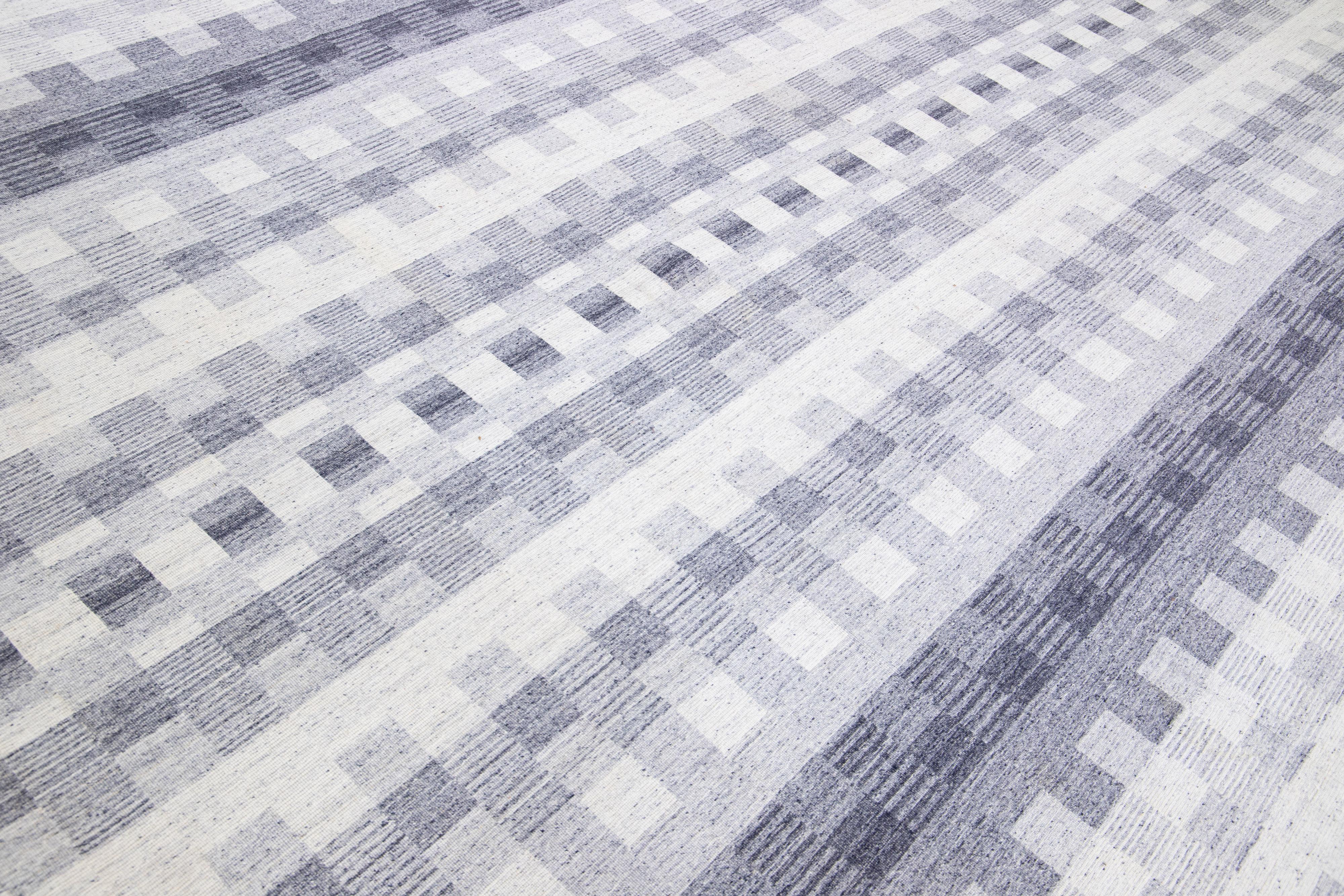 Blue Modern Kilim Flatweave Ivory & Gray Wool Rug With Geometric Seamless Motif For Sale 2