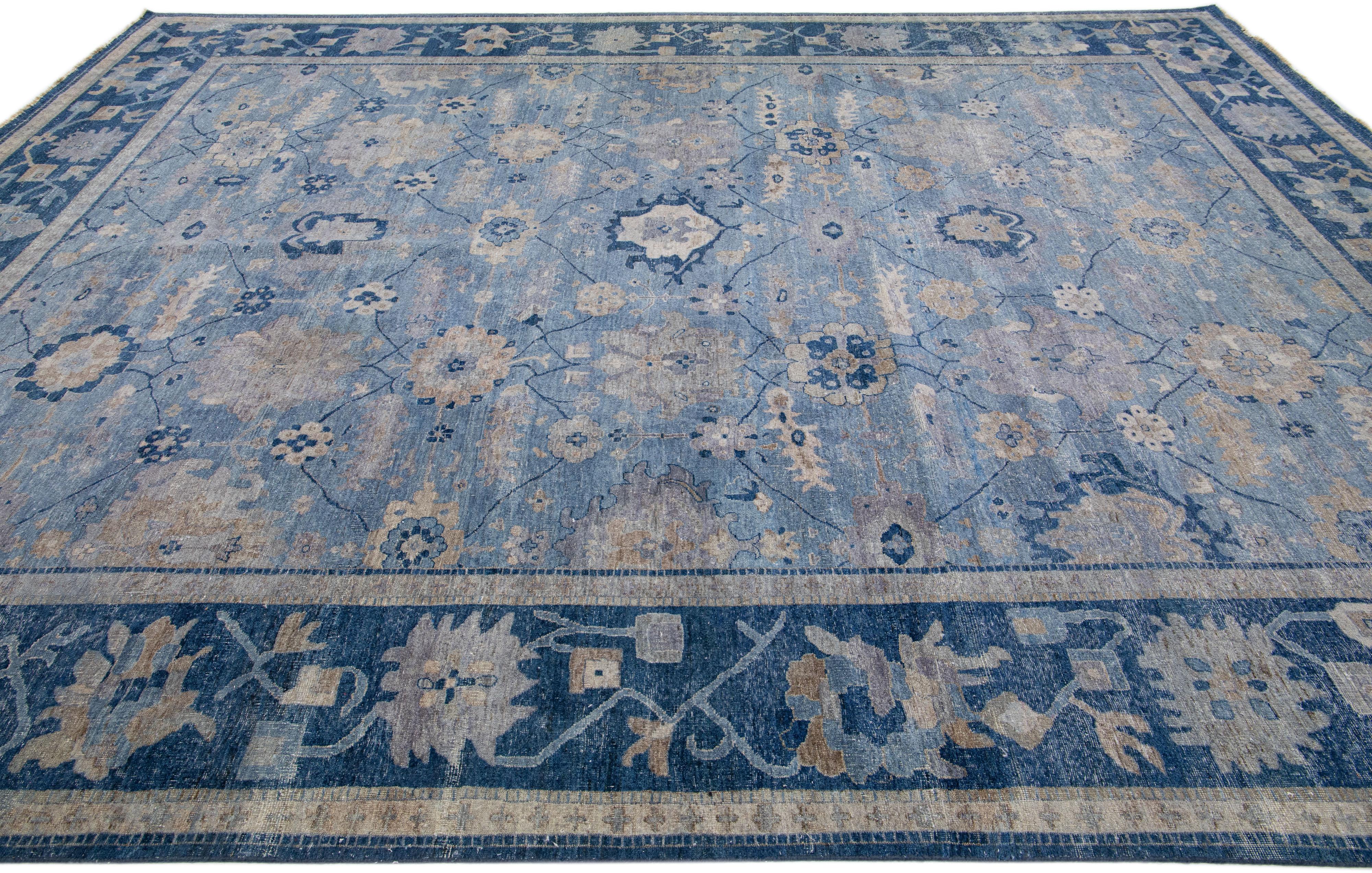 Blauer, moderner Mahal-Teppich aus indischer Wolle mit Blumenmuster von Apadana (Moderne) im Angebot