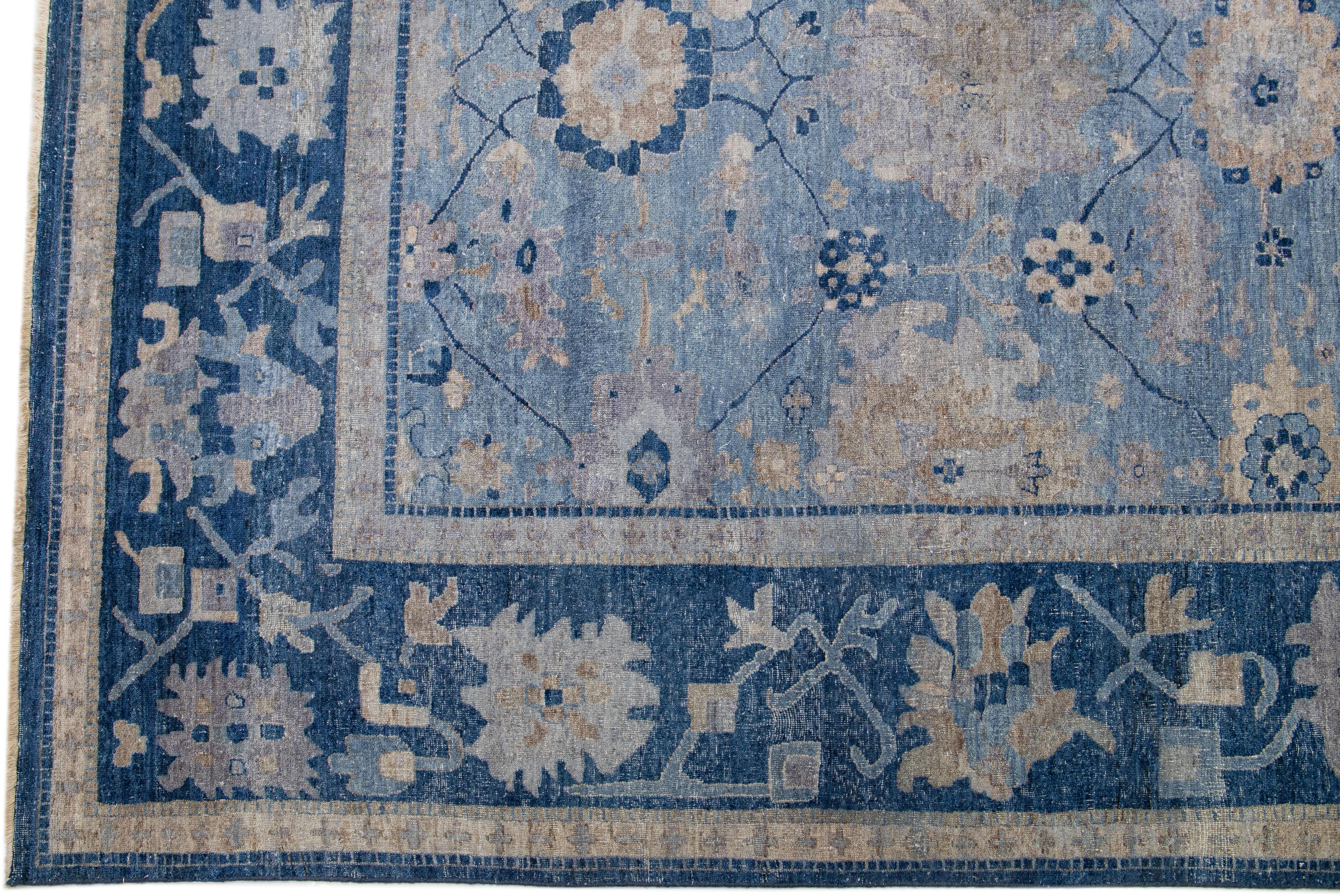 Blauer, moderner Mahal-Teppich aus indischer Wolle mit Blumenmuster von Apadana (Indisch) im Angebot