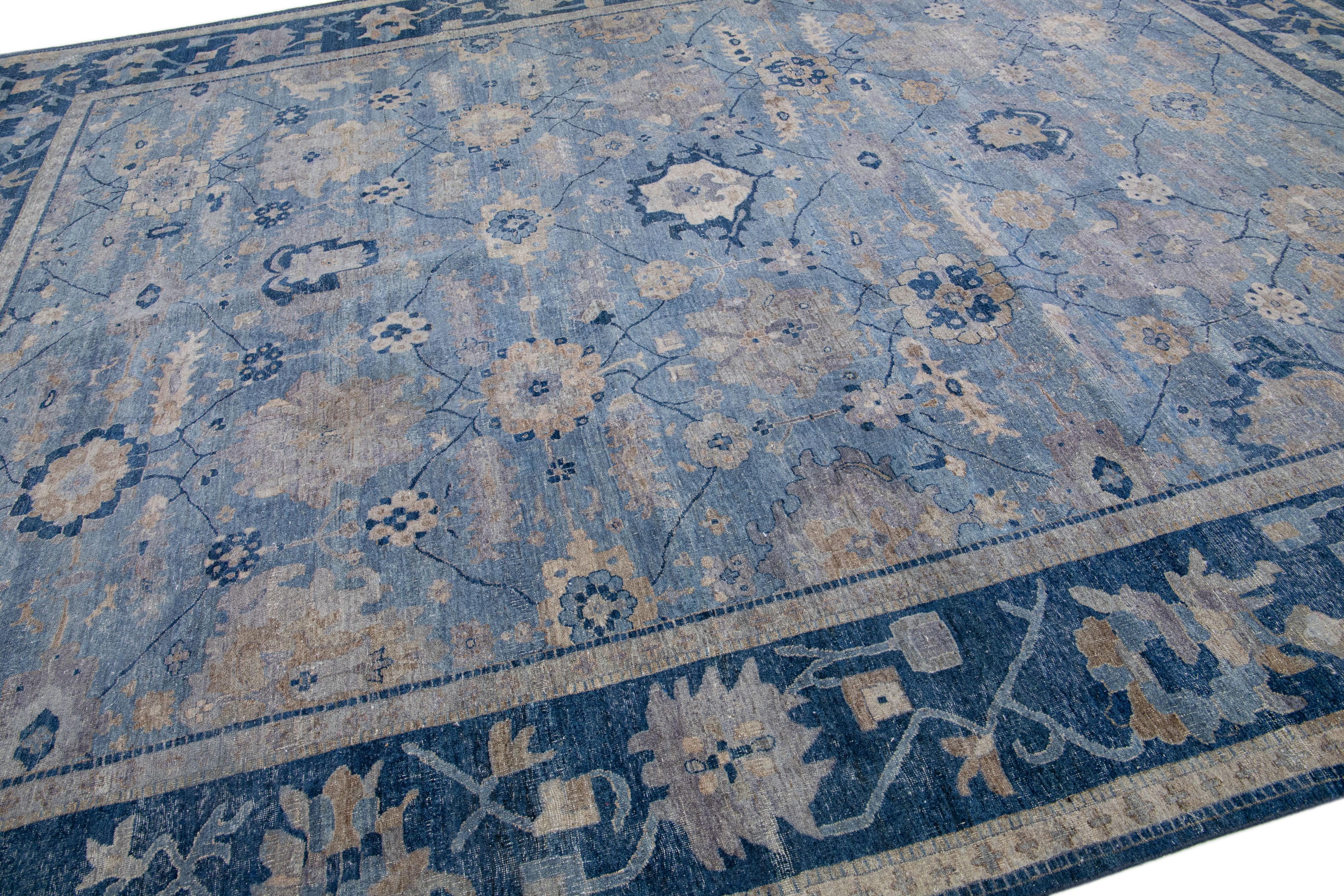 Blauer, moderner Mahal-Teppich aus indischer Wolle mit Blumenmuster von Apadana (Handgeknüpft) im Angebot