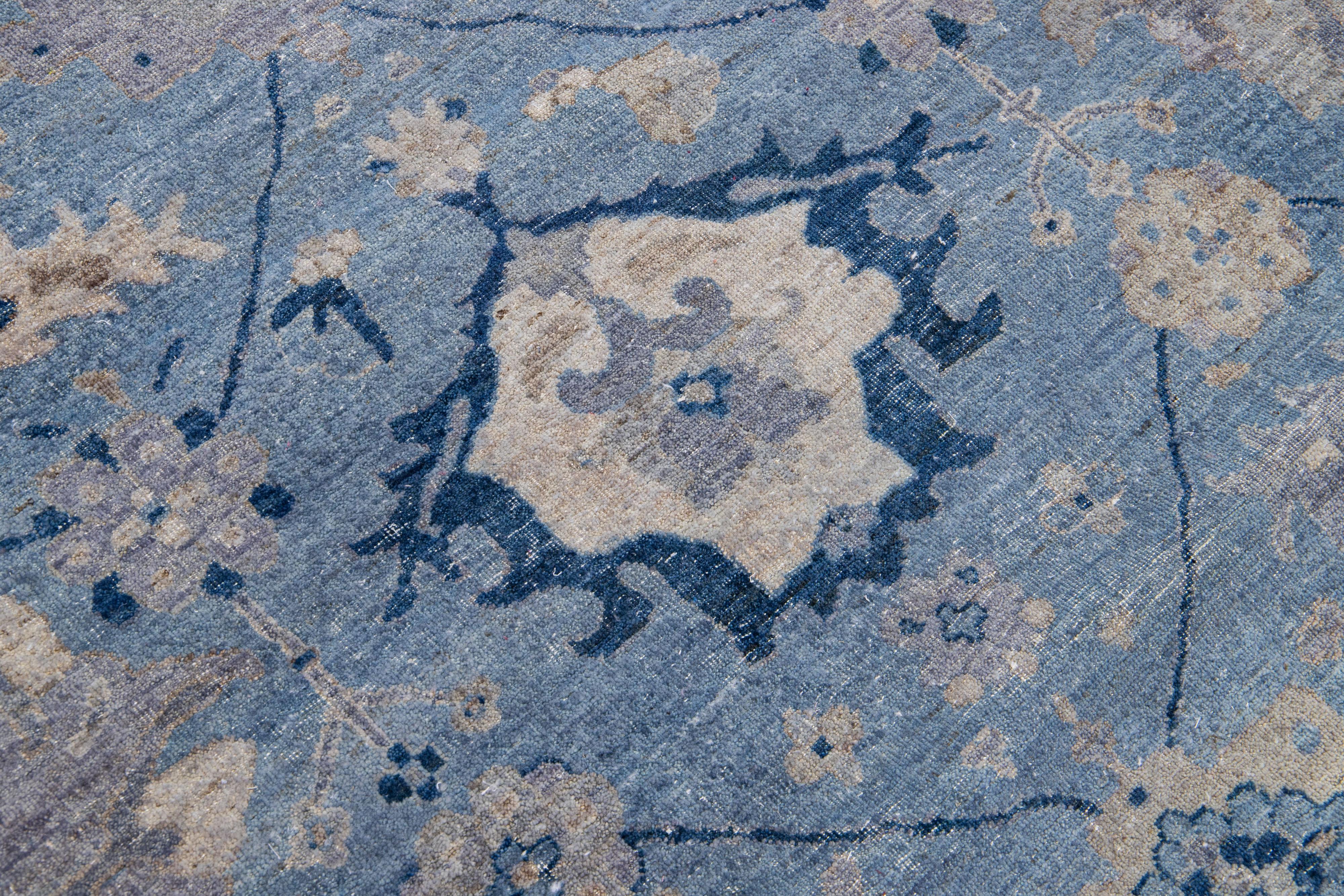 Blauer, moderner Mahal-Teppich aus indischer Wolle mit Blumenmuster von Apadana im Zustand „Neu“ im Angebot in Norwalk, CT