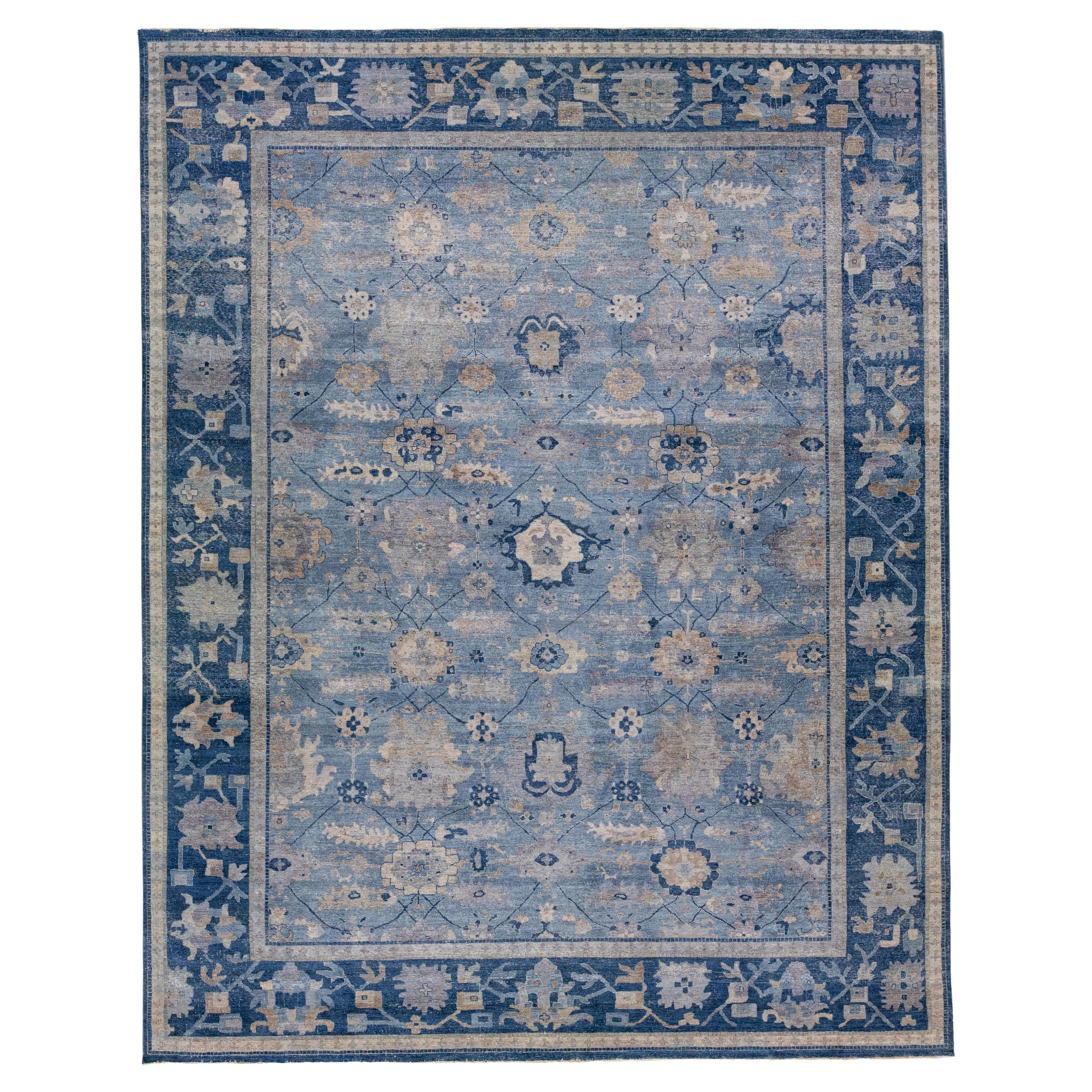 Blauer, moderner Mahal-Teppich aus indischer Wolle mit Blumenmuster von Apadana im Angebot