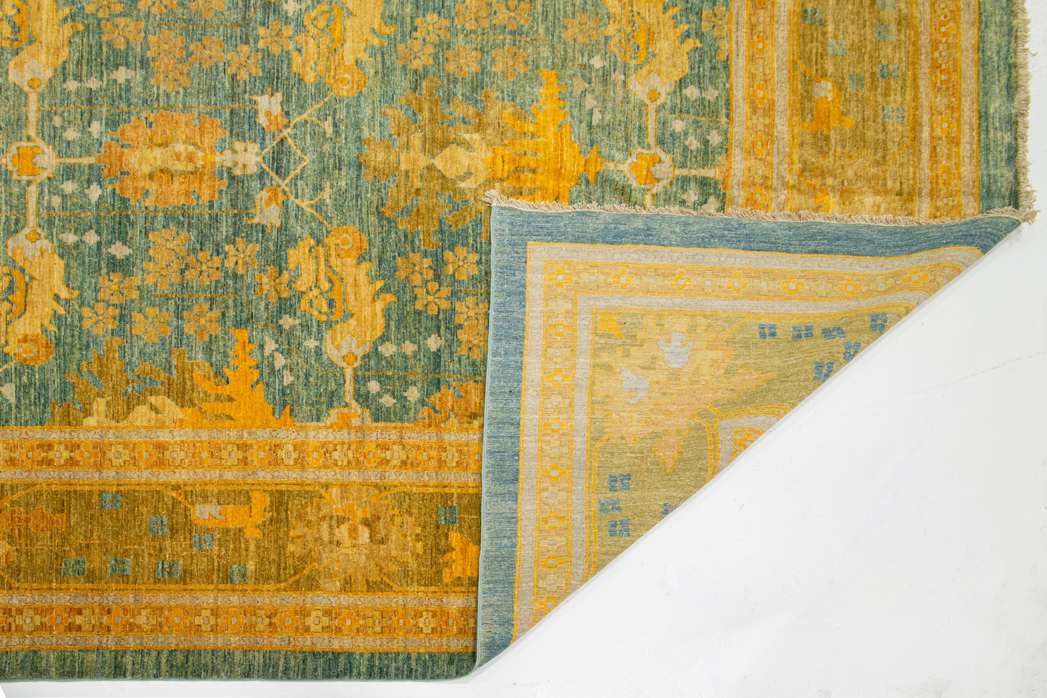 Blauer Moderner Mahal Stil Handgefertigter Übergroßer Wollteppich mit Floralem Design (Handgeknüpft) im Angebot