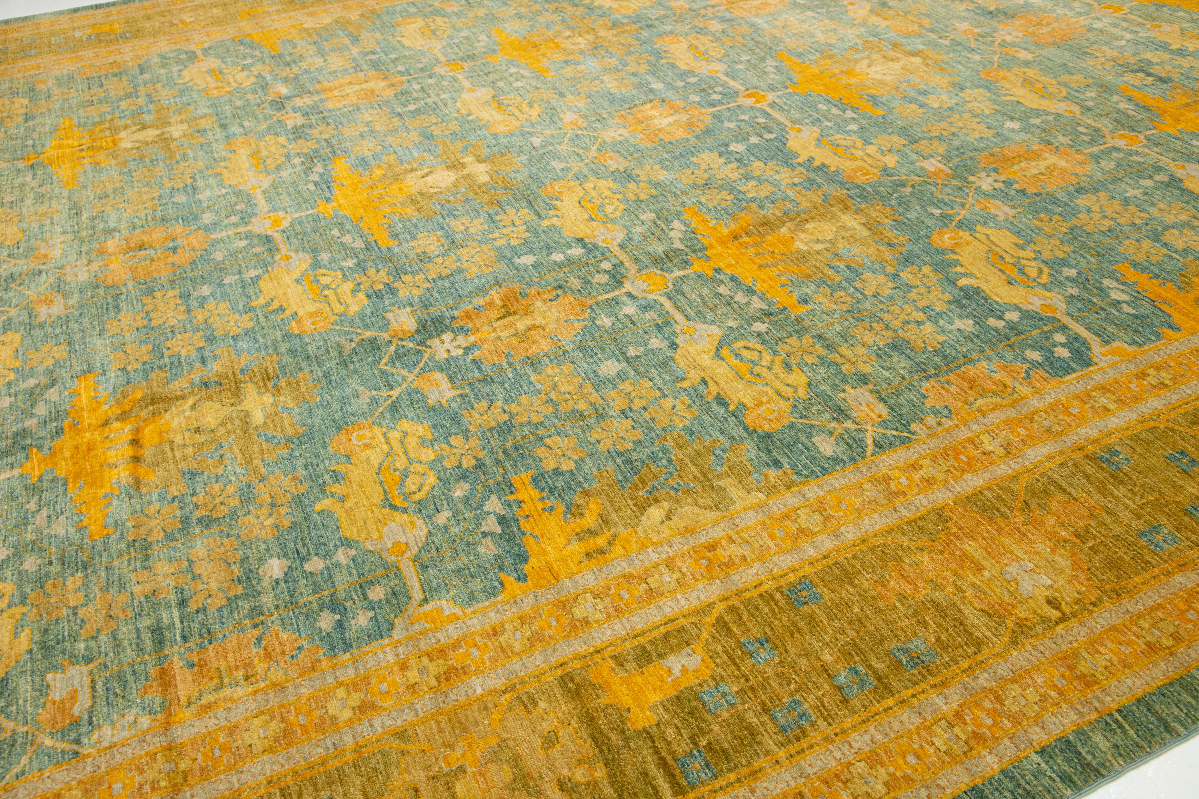 Blauer Moderner Mahal Stil Handgefertigter Übergroßer Wollteppich mit Floralem Design im Zustand „Neu“ im Angebot in Norwalk, CT