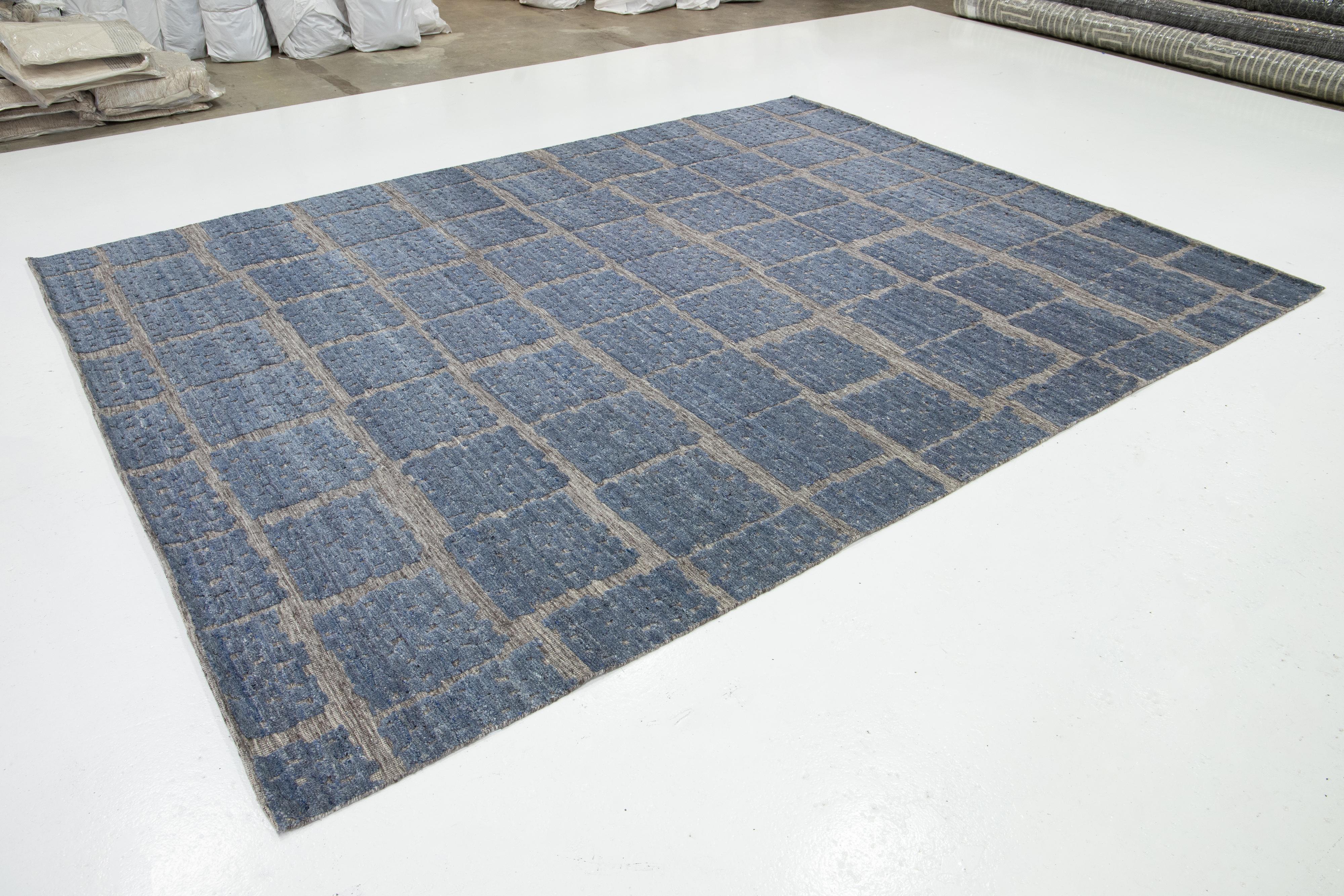 Blauer moderner Wollteppich im marokkanischen Stil mit abstraktem Design von Apadana (Moderne) im Angebot