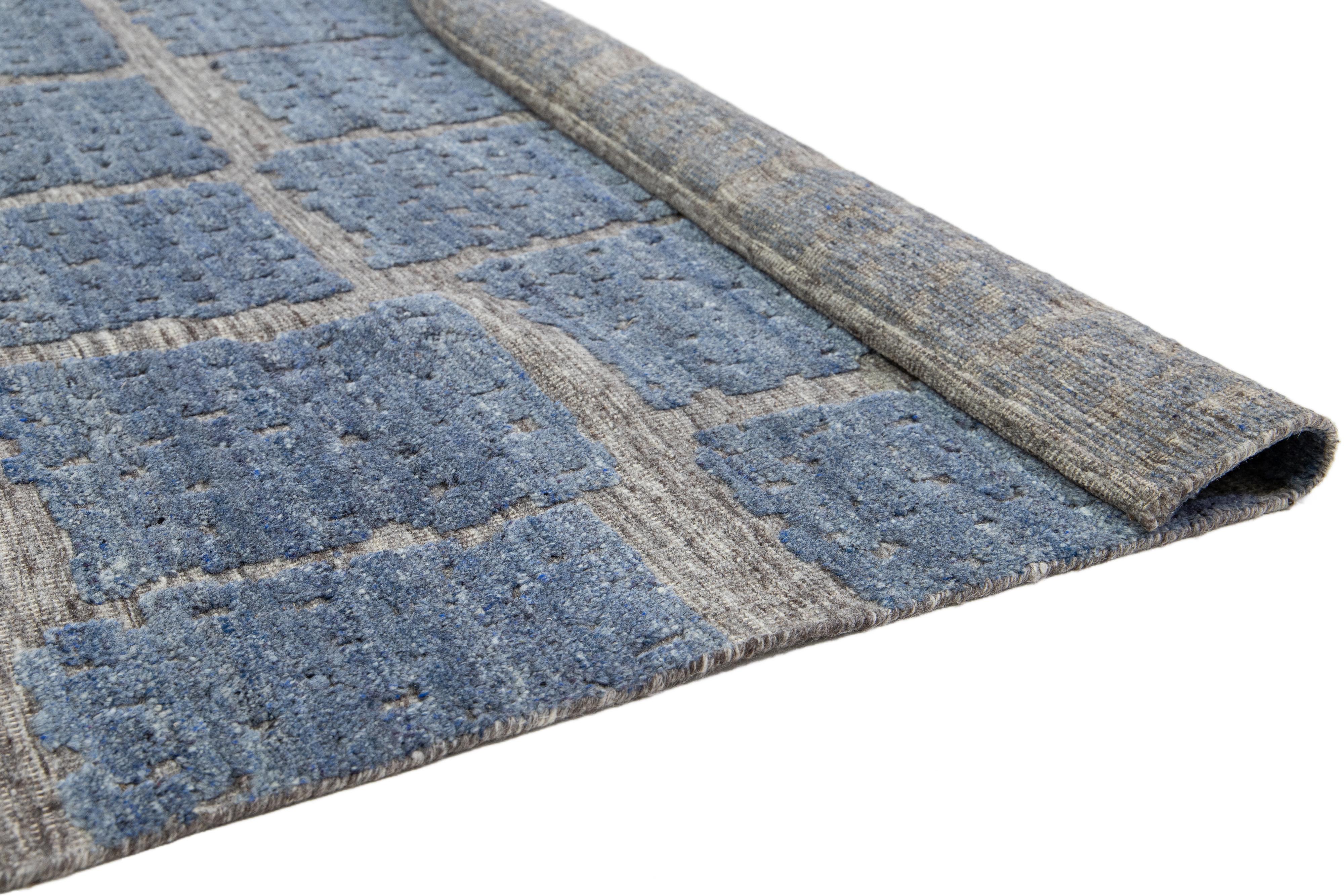 Blauer moderner Wollteppich im marokkanischen Stil mit abstraktem Design von Apadana (Indisch) im Angebot