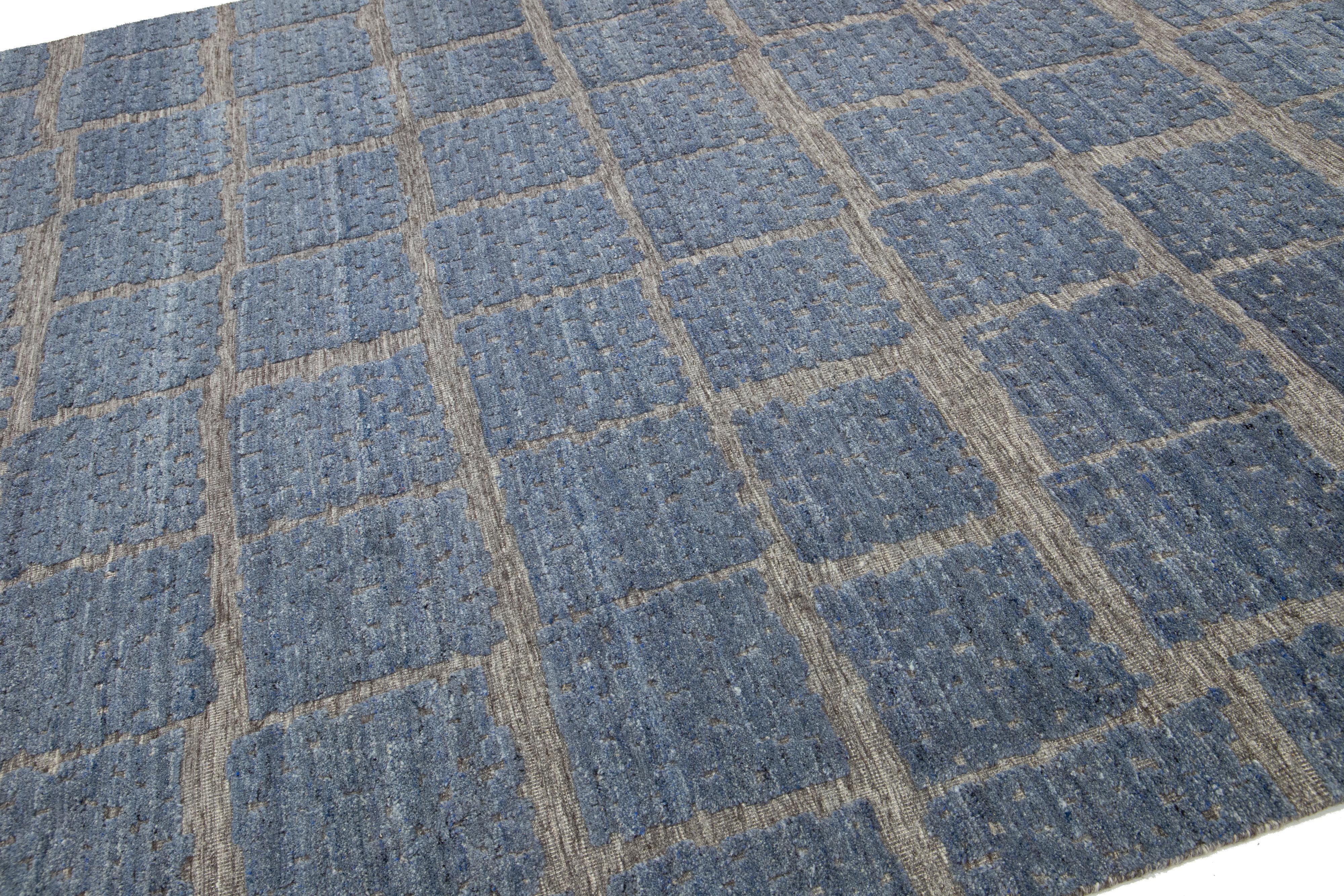 Blauer moderner Wollteppich im marokkanischen Stil mit abstraktem Design von Apadana (Handgeknüpft) im Angebot