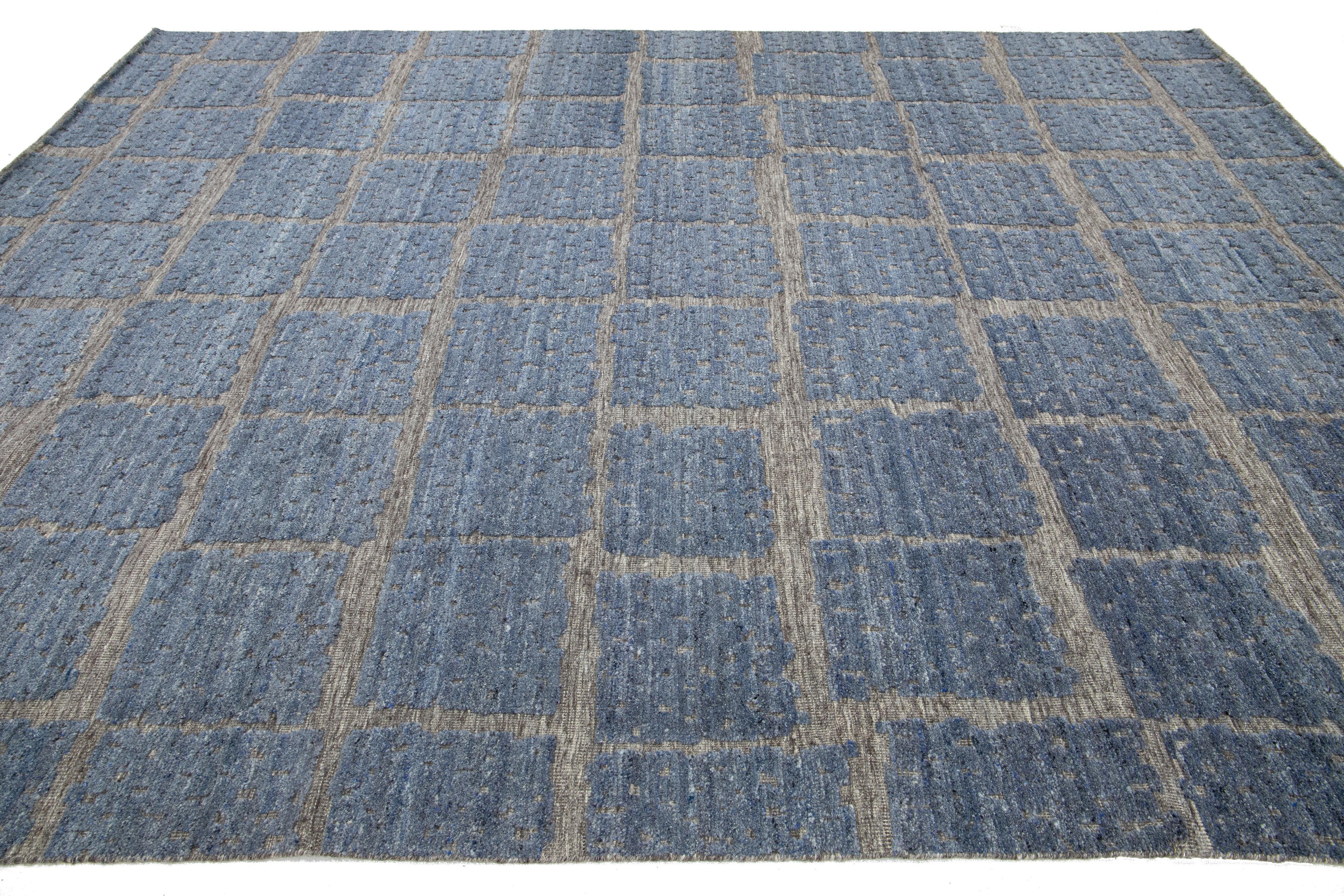 Blauer moderner Wollteppich im marokkanischen Stil mit abstraktem Design von Apadana im Zustand „Neu“ im Angebot in Norwalk, CT