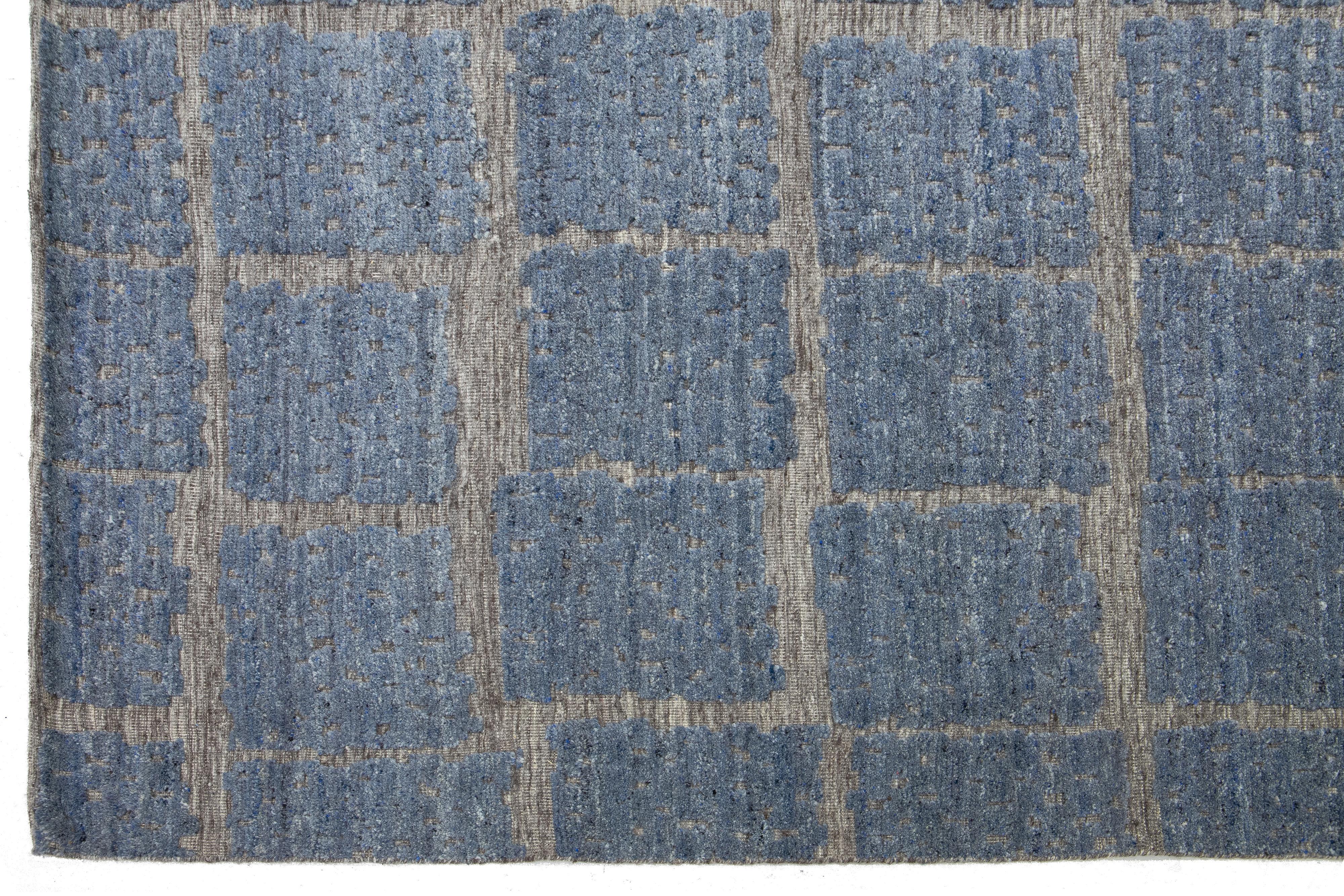 Blauer moderner Wollteppich im marokkanischen Stil mit abstraktem Design von Apadana (21. Jahrhundert und zeitgenössisch) im Angebot