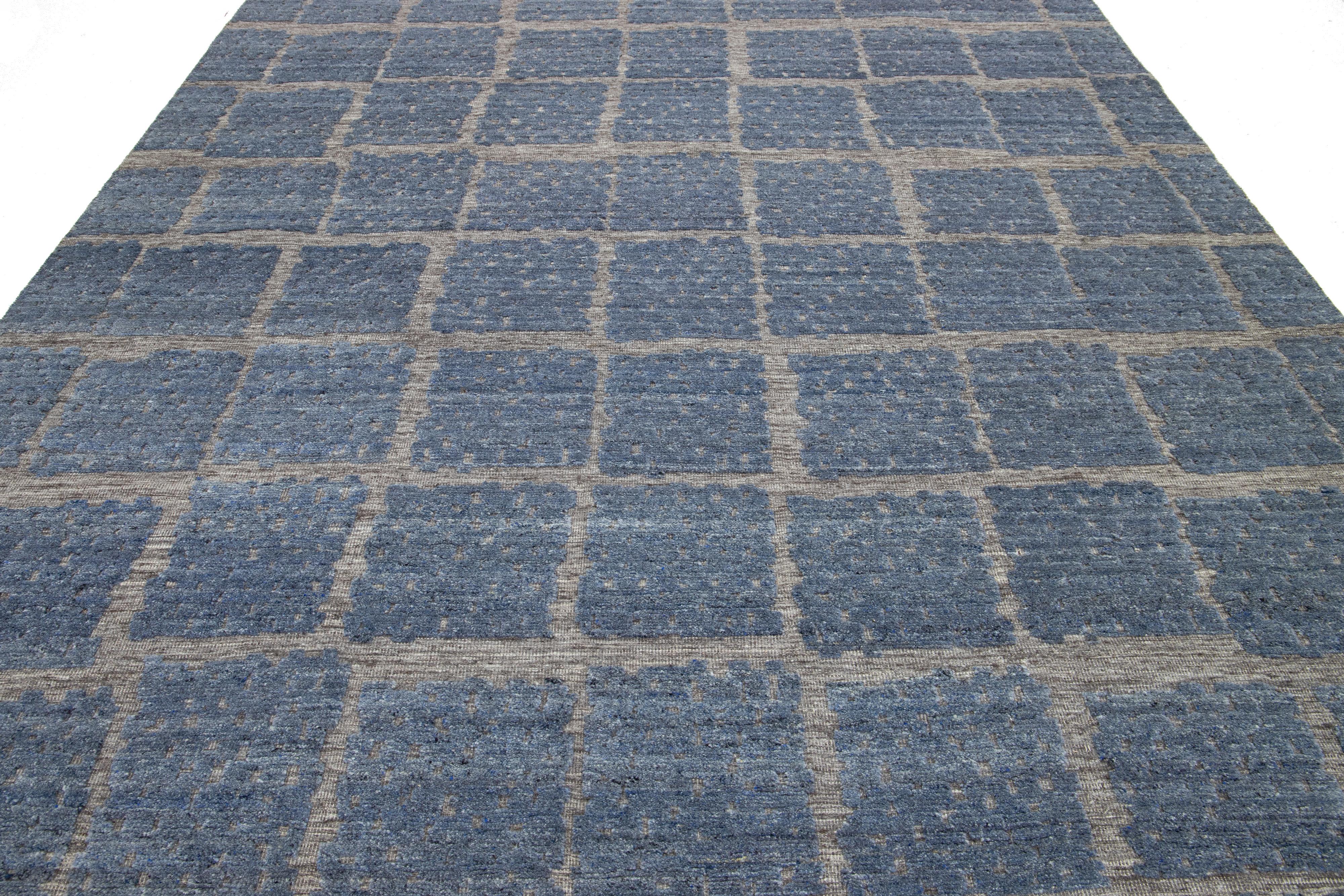 Blauer moderner Wollteppich im marokkanischen Stil mit abstraktem Design von Apadana (Wolle) im Angebot