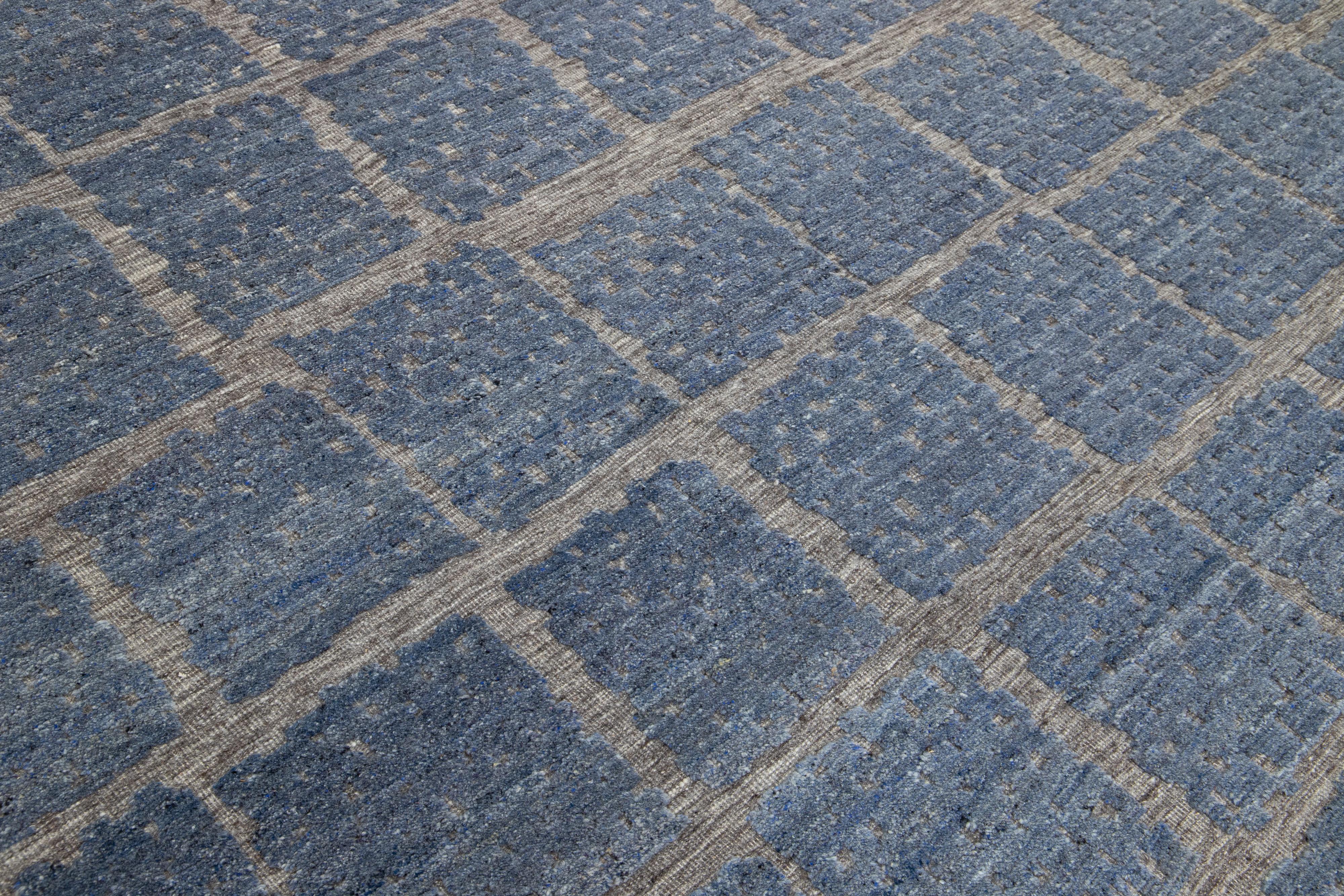 Blauer moderner Wollteppich im marokkanischen Stil mit abstraktem Design von Apadana im Angebot 1