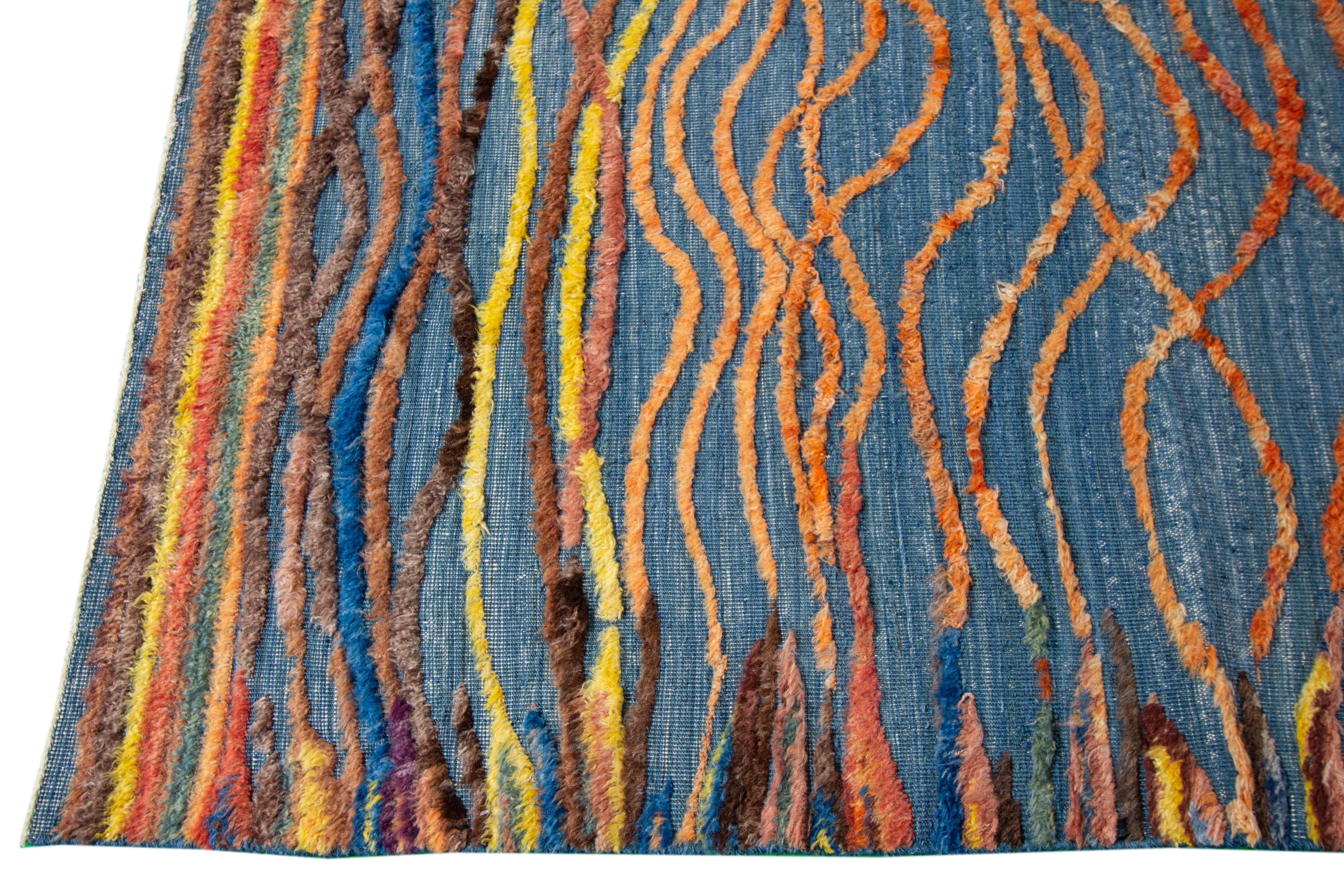 Blauer moderner Wollteppich im marokkanischen Stil mit mehrfarbigem, abstraktem Design (Indisch) im Angebot