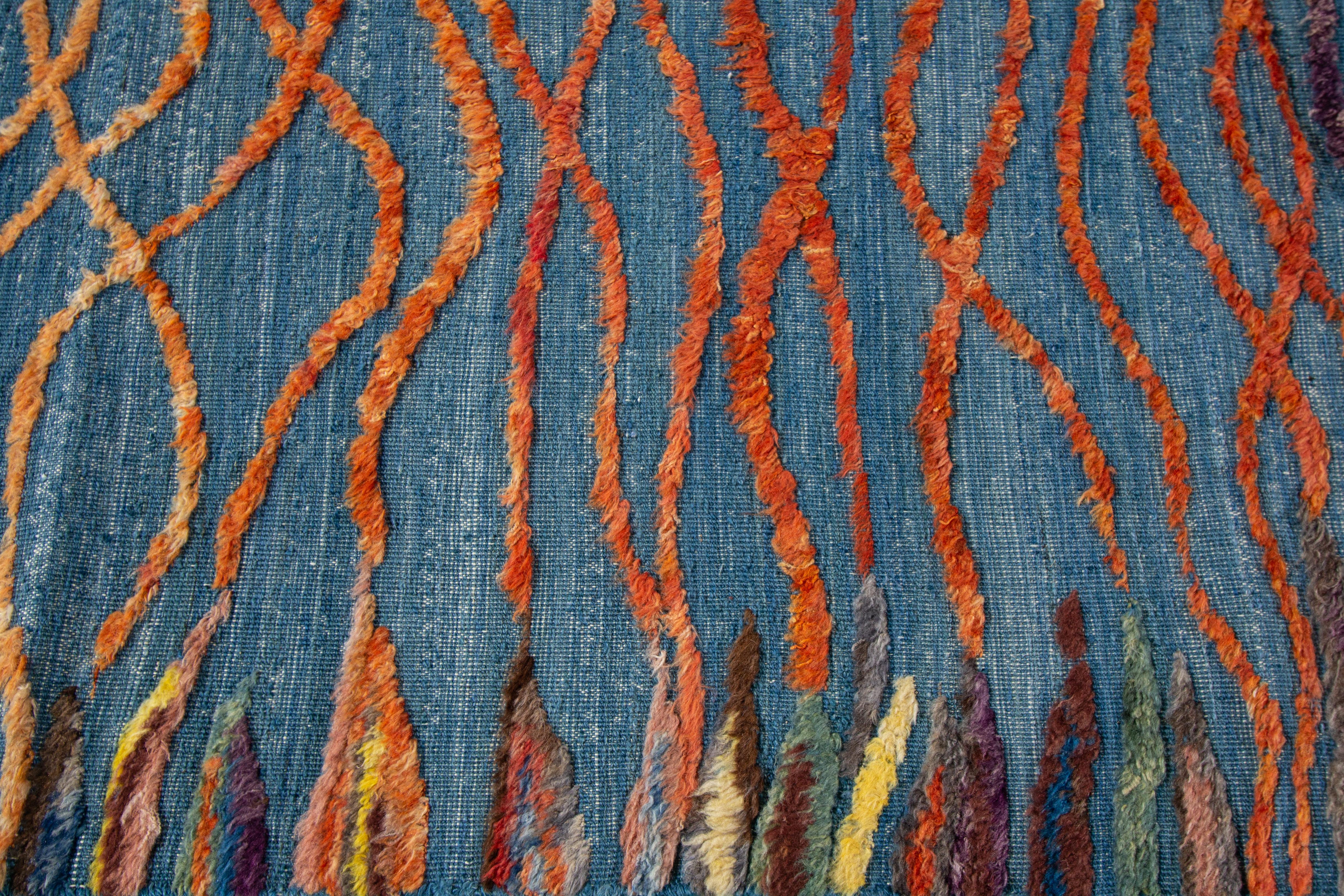 Blauer moderner Wollteppich im marokkanischen Stil mit mehrfarbigem, abstraktem Design (Handgeknüpft) im Angebot
