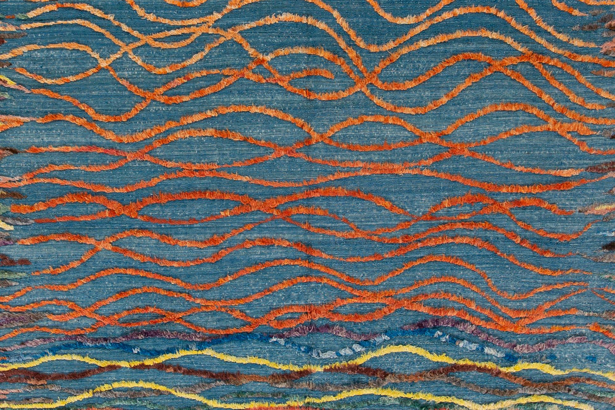 Blauer moderner Wollteppich im marokkanischen Stil mit mehrfarbigem, abstraktem Design im Zustand „Neu“ im Angebot in Norwalk, CT