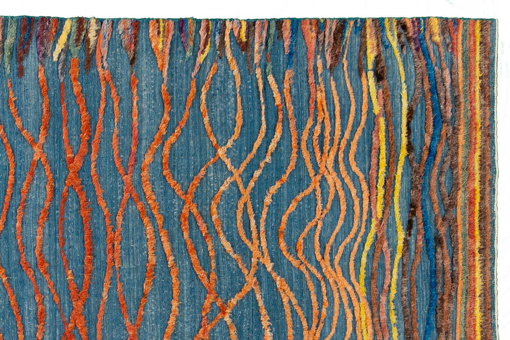 Blauer moderner Wollteppich im marokkanischen Stil mit mehrfarbigem, abstraktem Design (21. Jahrhundert und zeitgenössisch) im Angebot