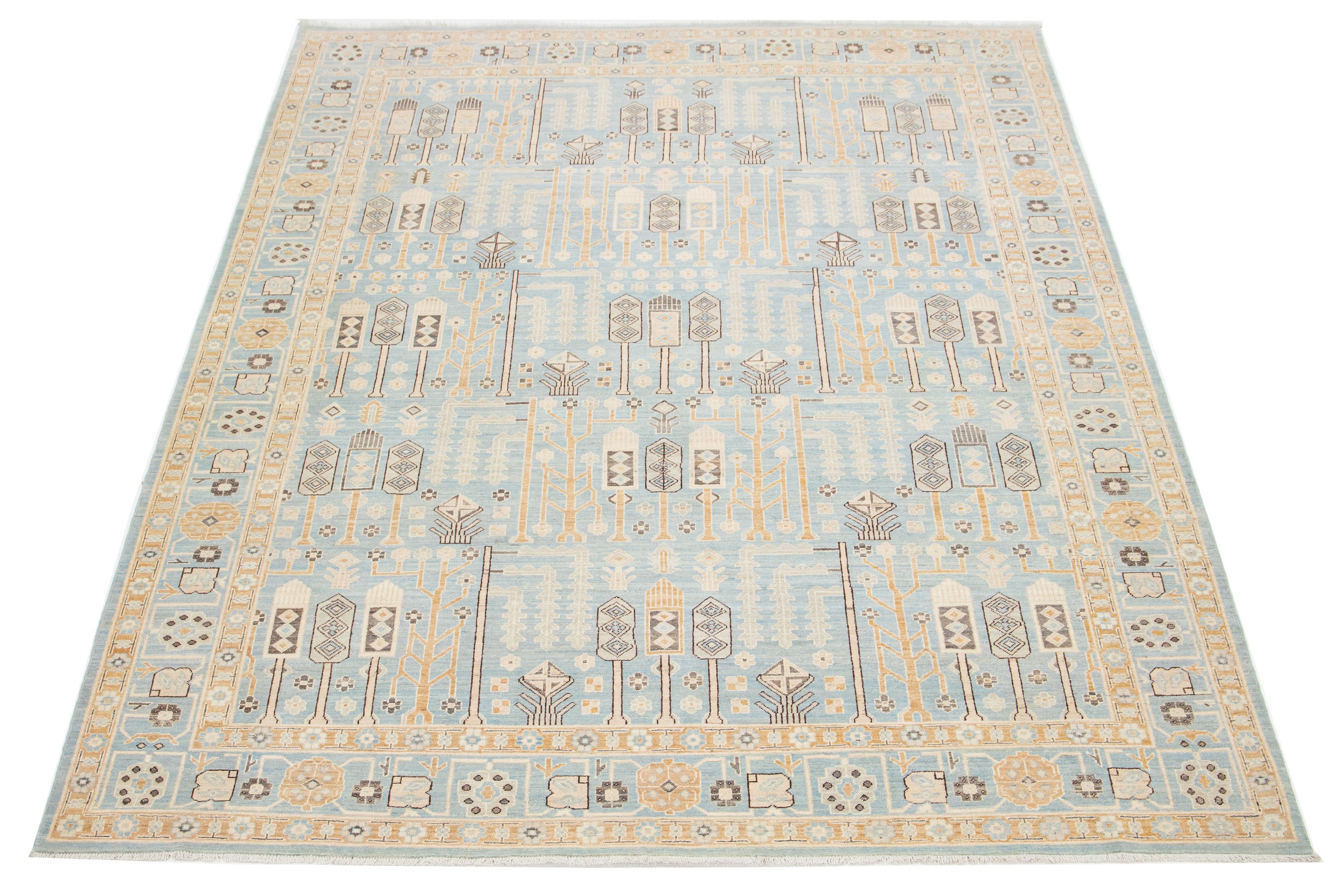 Questo tappeto contemporaneo in lana in stile Oushak mette in mostra l'artigianato tradizionale. Presenta un sorprendente sfondo blu, ornato da un intricato motivo geometrico che si fonde con raffinati toni beige e marroni, aggiungendo profondità e