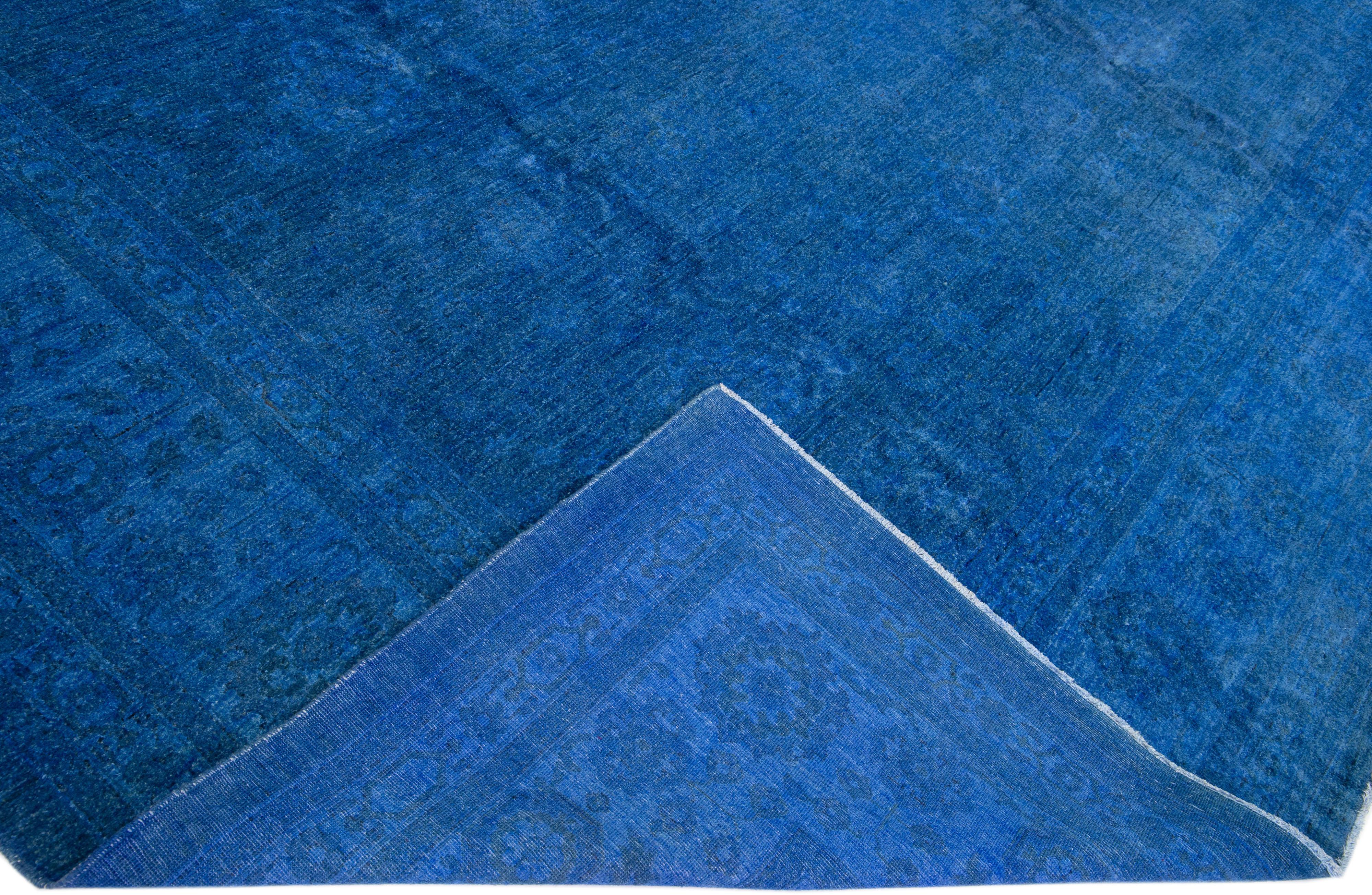 Schöner handgeknüpfter, gefärbter Wollteppich mit blauem Farbfeld. Dieser Perserteppich hat graue Akzente in einem floralen Allover-Muster.

Dieser Teppich misst: 12' x 14'11