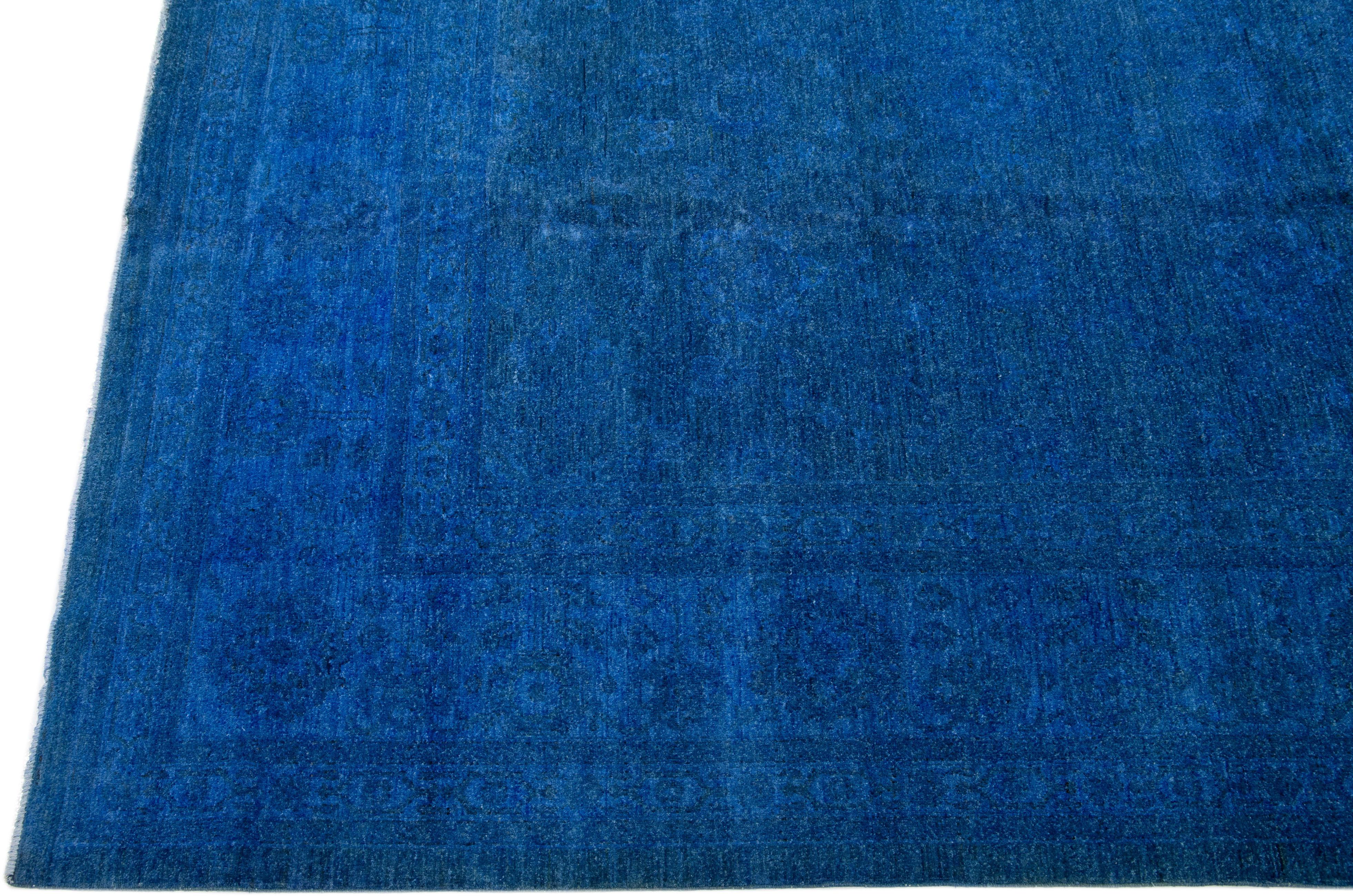 Blauer Moderner Peshawar Übergefärbter Handgefertigter Indischer Wollteppich (Moderne der Mitte des Jahrhunderts) im Angebot